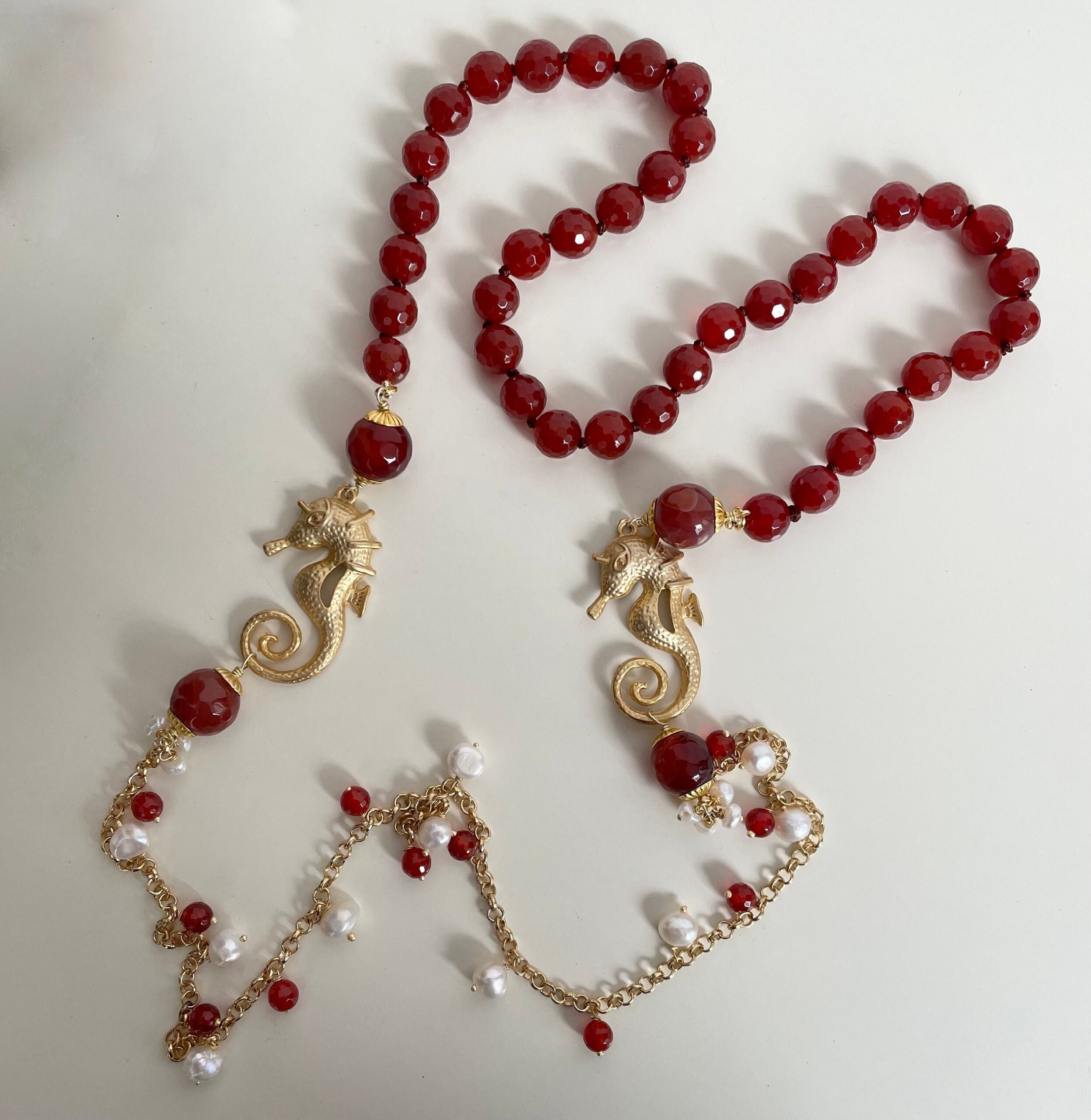 Collana lunga, cavallucci marini, catena in ottone, corniola e perle di fiume. Collane caratteristiche siciliane