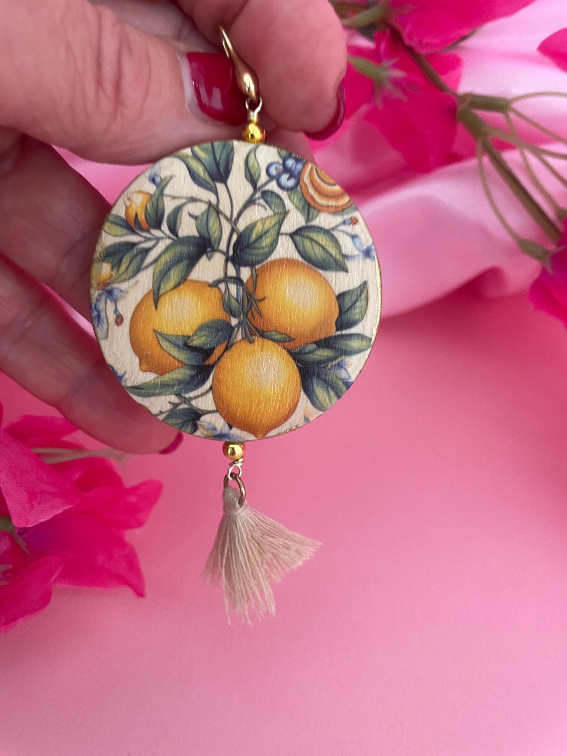 Collana siciliana con medaglione double face con Limoni, Agata gialla e chips azzurre. Collane caratteristiche siciliane