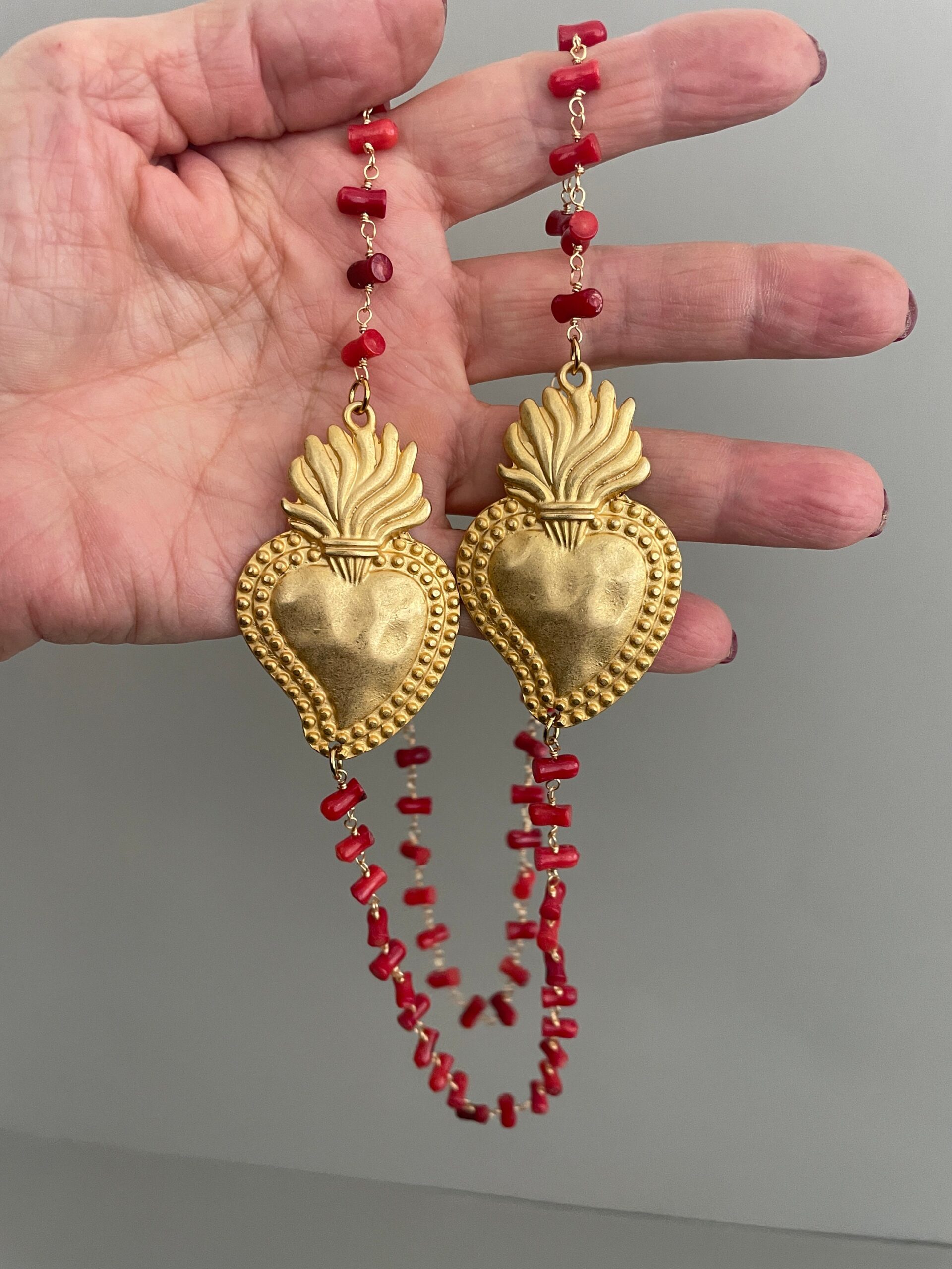 Collana siciliana, collana lunga, catena rosario corallo, due grandi cuori sacri, collana rossa, regalo per lei. Collane caratteristiche siciliane