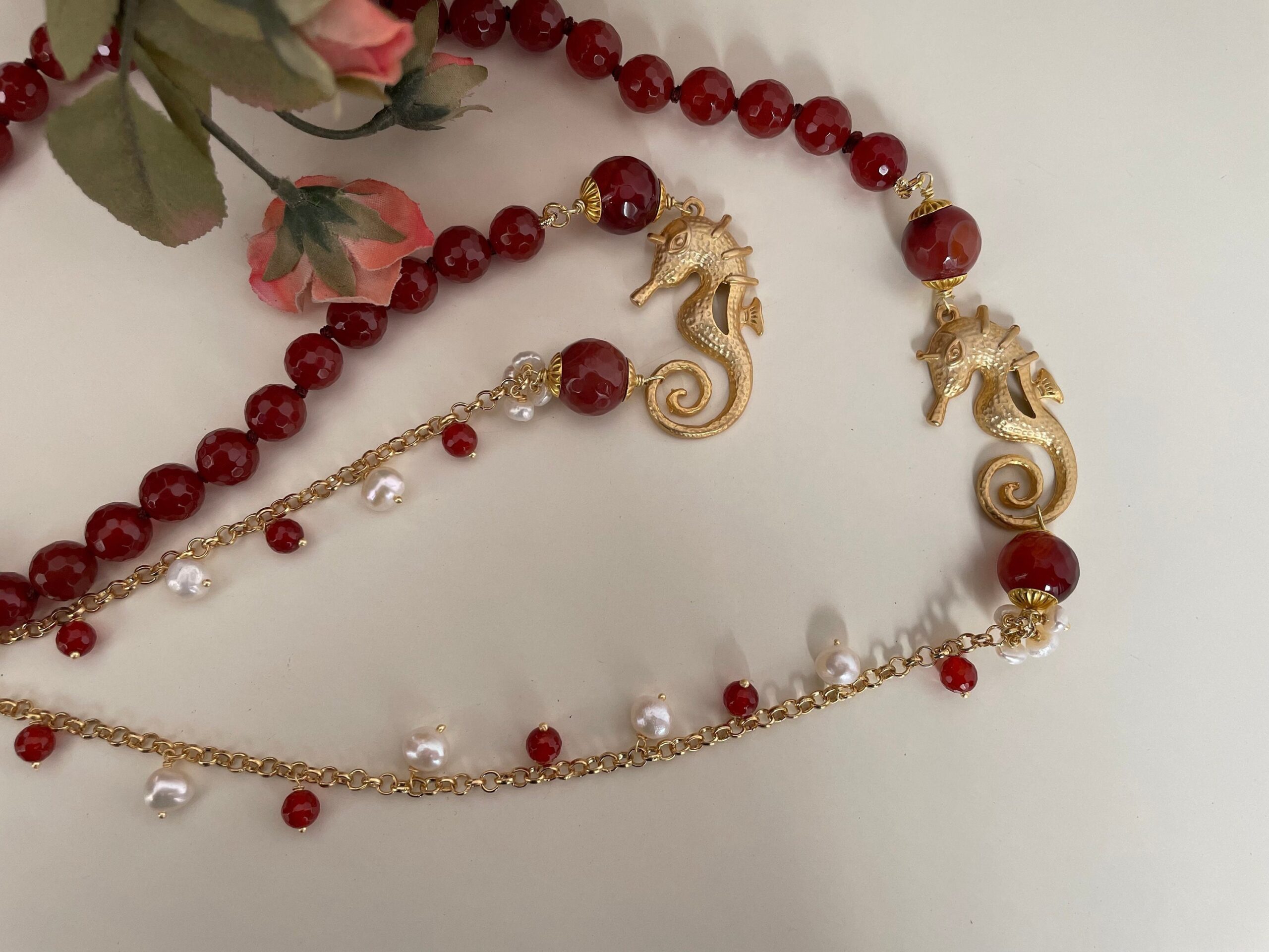 Collana lunga, cavallucci marini, catena in ottone, corniola e perle di fiume. Collane caratteristiche siciliane