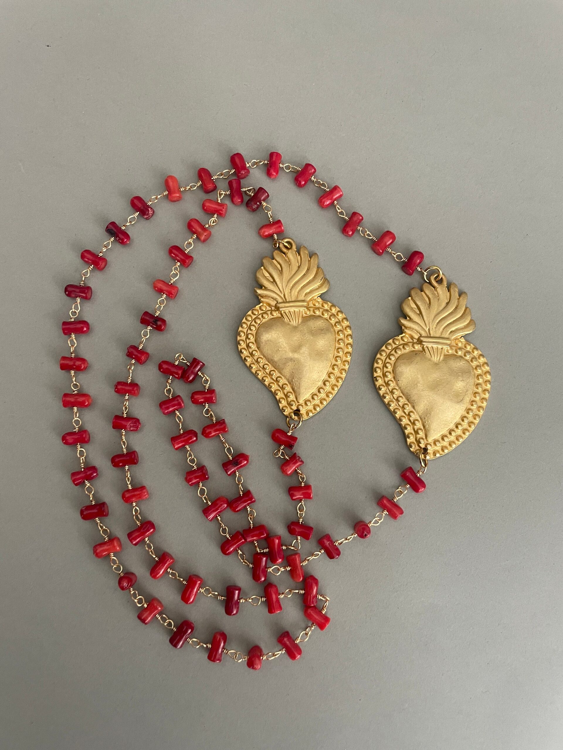 Collana siciliana, collana lunga, catena rosario corallo, due grandi cuori sacri, collana rossa, regalo per lei. Collane caratteristiche siciliane