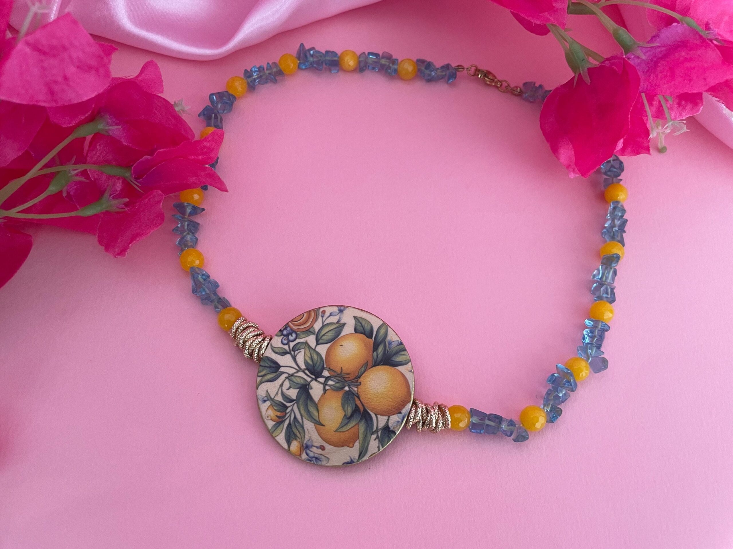 Collana siciliana con medaglione double face con Limoni, Agata gialla e chips azzurre. Collane caratteristiche siciliane