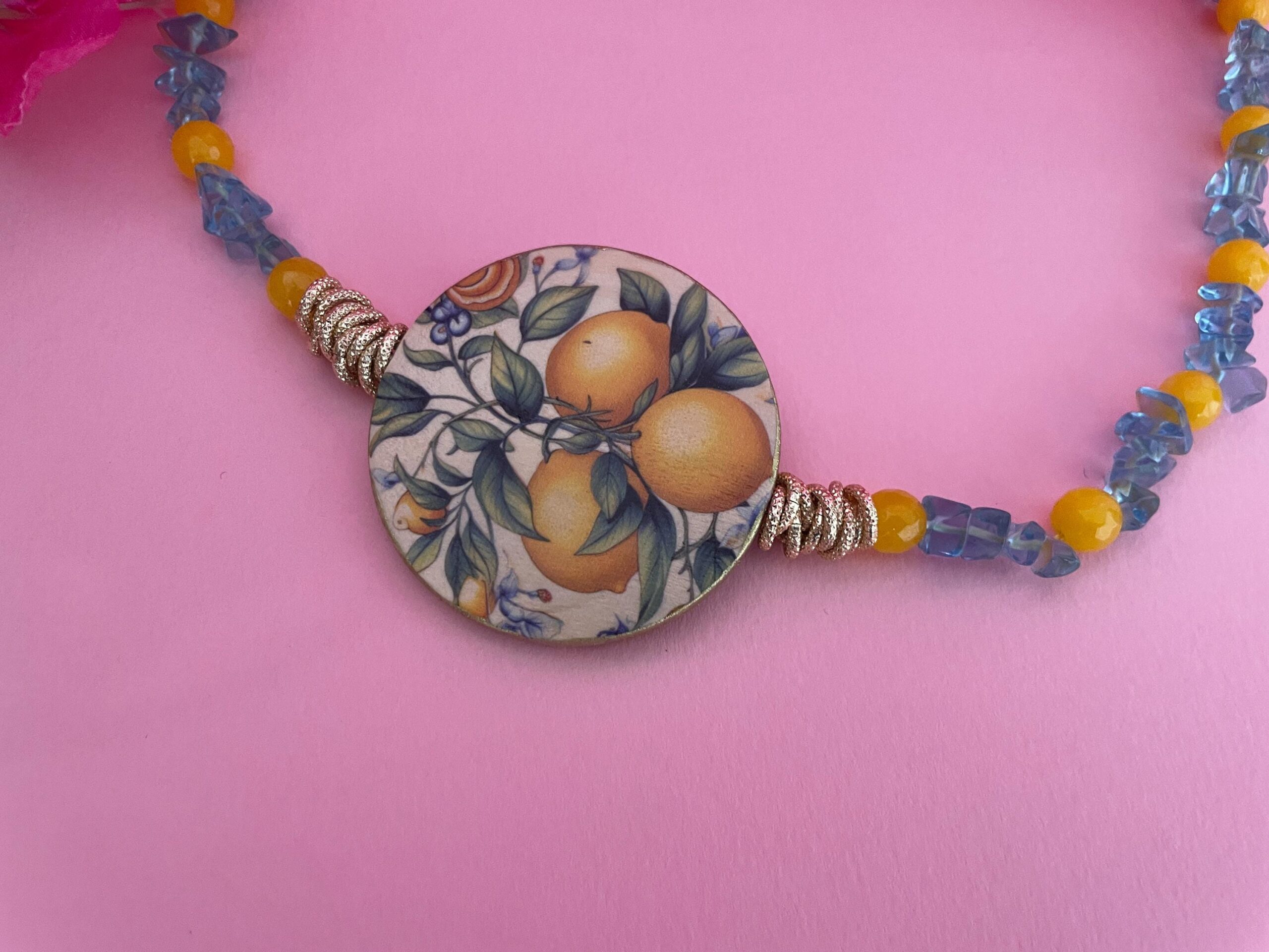 Collana siciliana con medaglione double face con Limoni, Agata gialla e chips azzurre. Collane caratteristiche siciliane