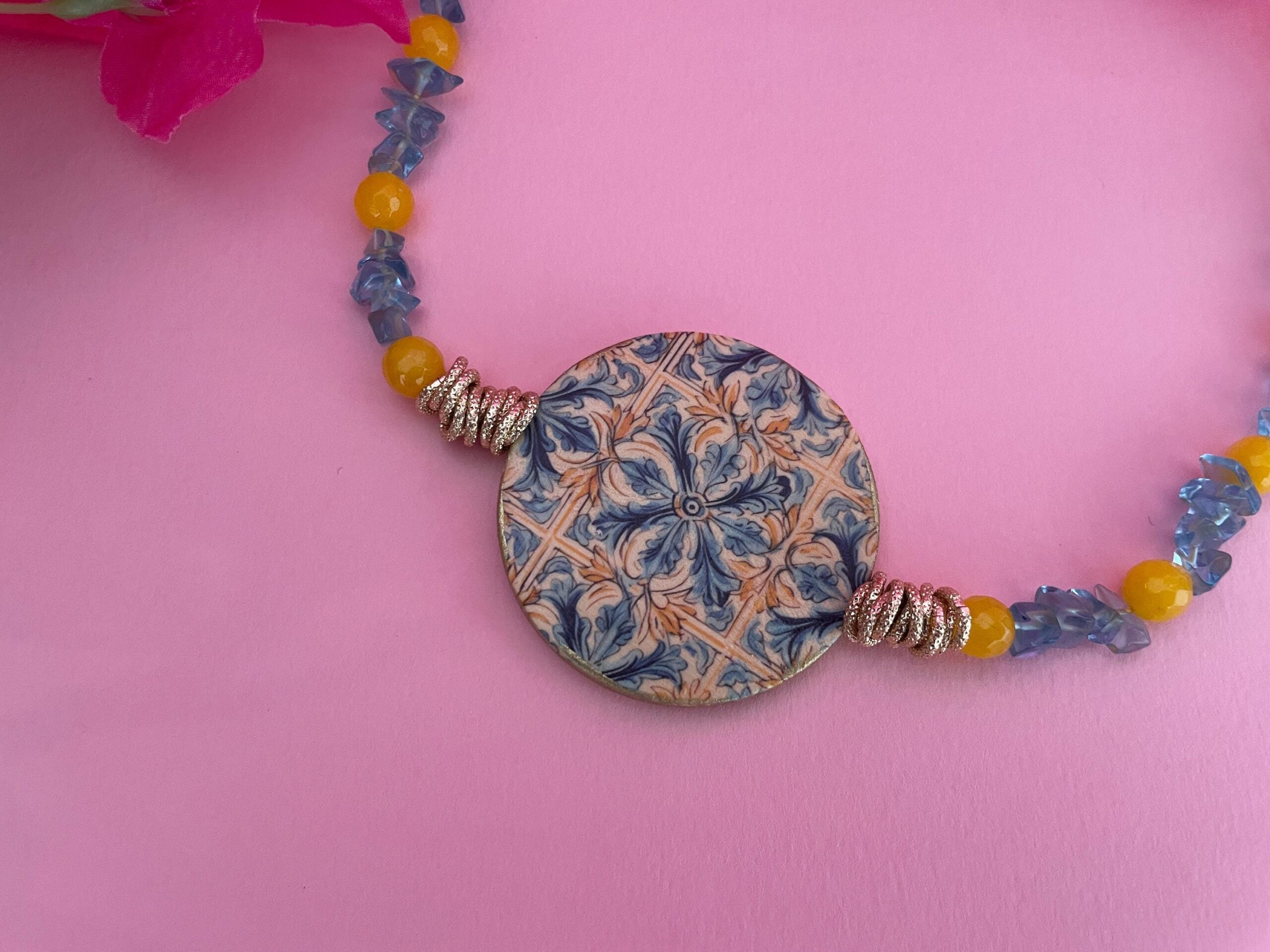 Collana siciliana con medaglione double face con Limoni, Agata gialla e chips azzurre. Collane caratteristiche siciliane
