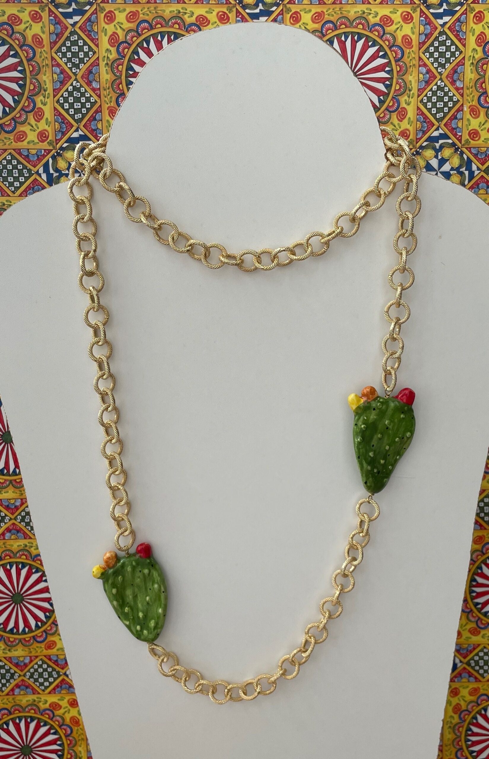 Collana lunga con doppio fico d’india in ceramica di caltagirone. Collane caratteristiche siciliane