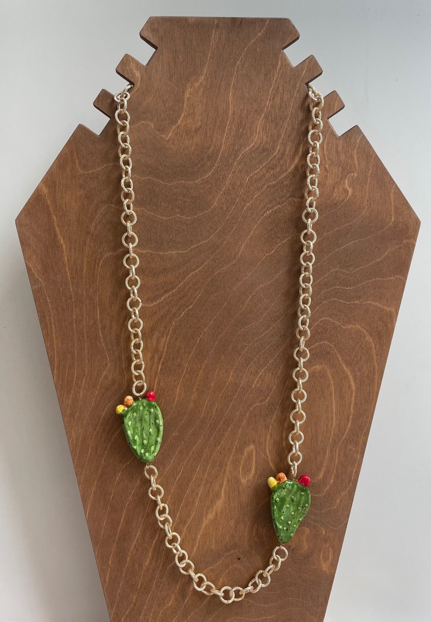 Collana lunga con doppio fico d’india in ceramica di caltagirone. Collane caratteristiche siciliane