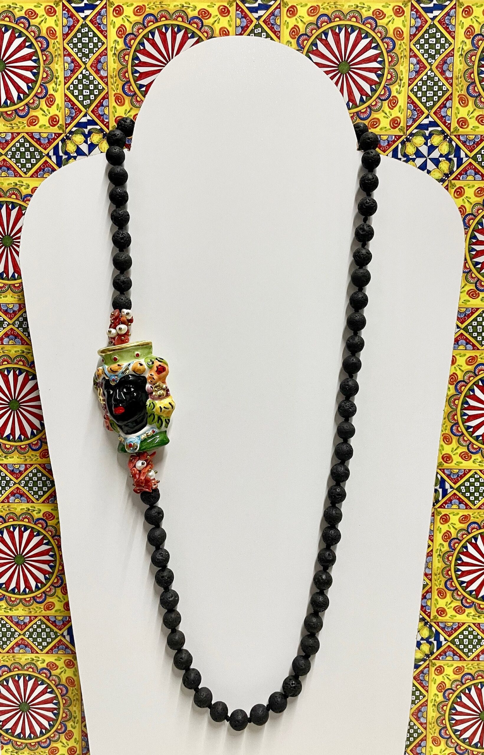 Collana lava, collana lunga, testa di moro ceramica di Caltagirone, perle di fiume e chips di corallo. Collane caratteristiche siciliane