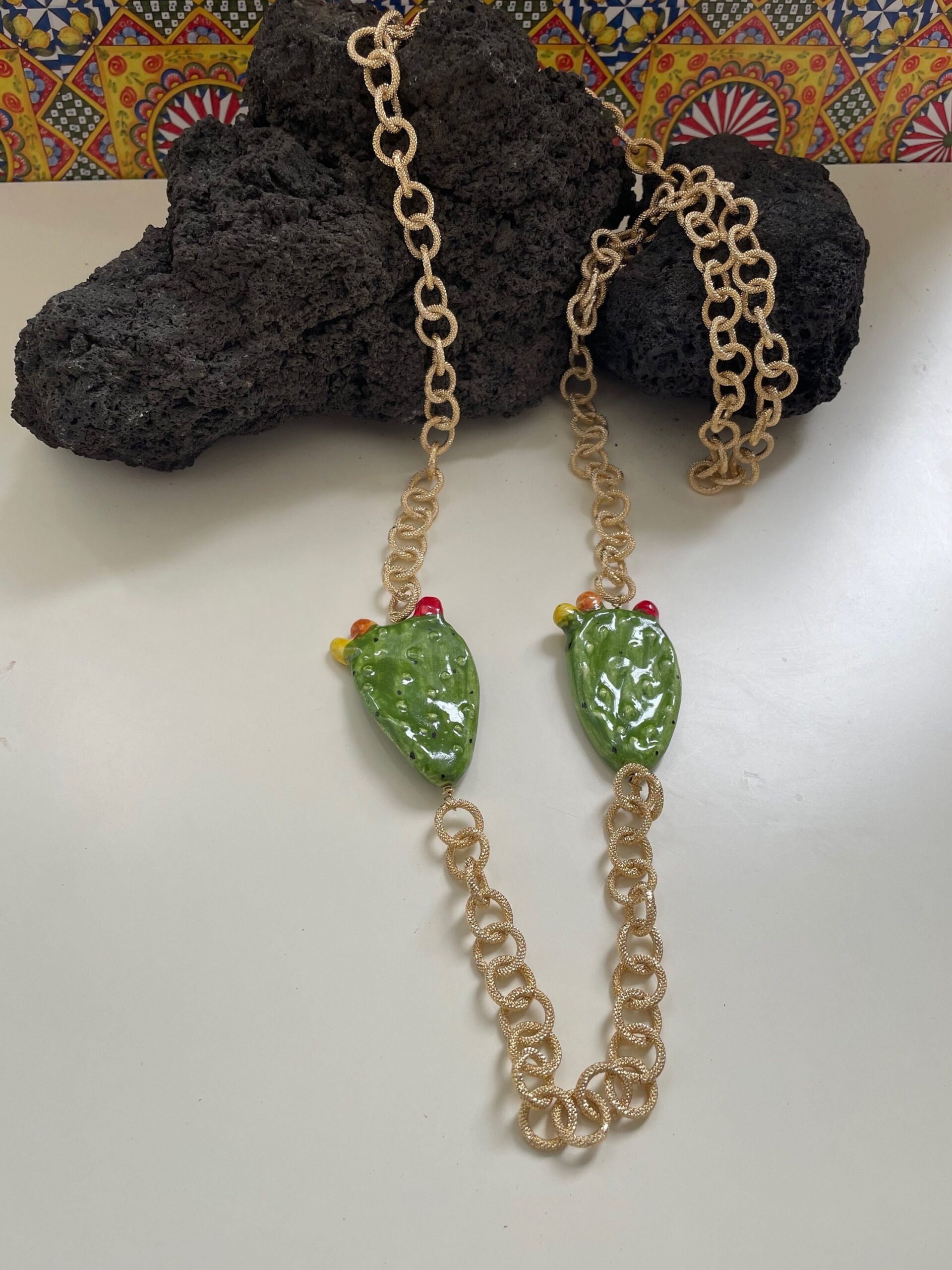 Collana lunga con doppio fico d’india in ceramica di caltagirone. Collane caratteristiche siciliane