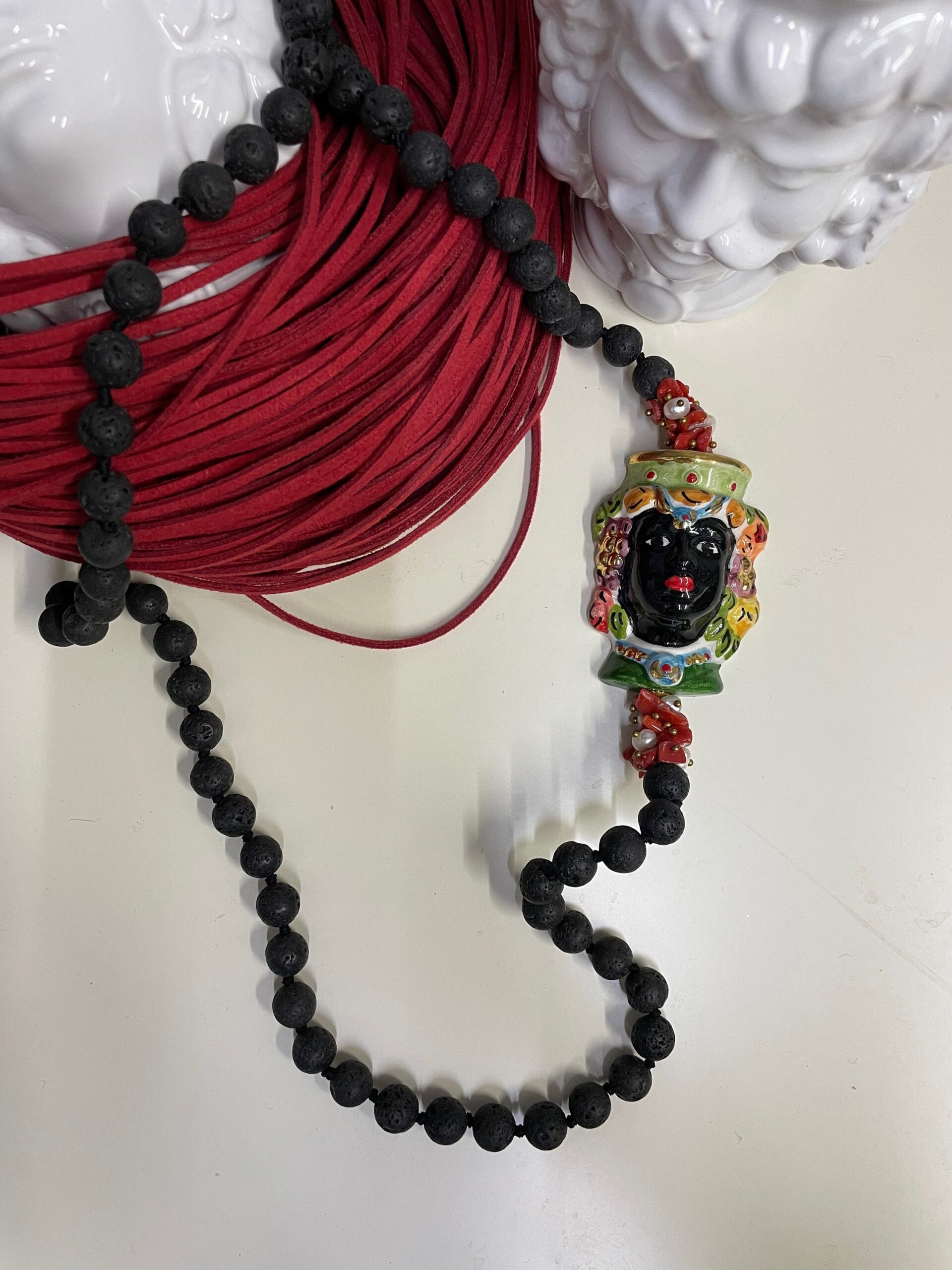 Collana lava, collana lunga, testa di moro ceramica di Caltagirone, perle di fiume e chips di corallo. Collane caratteristiche siciliane