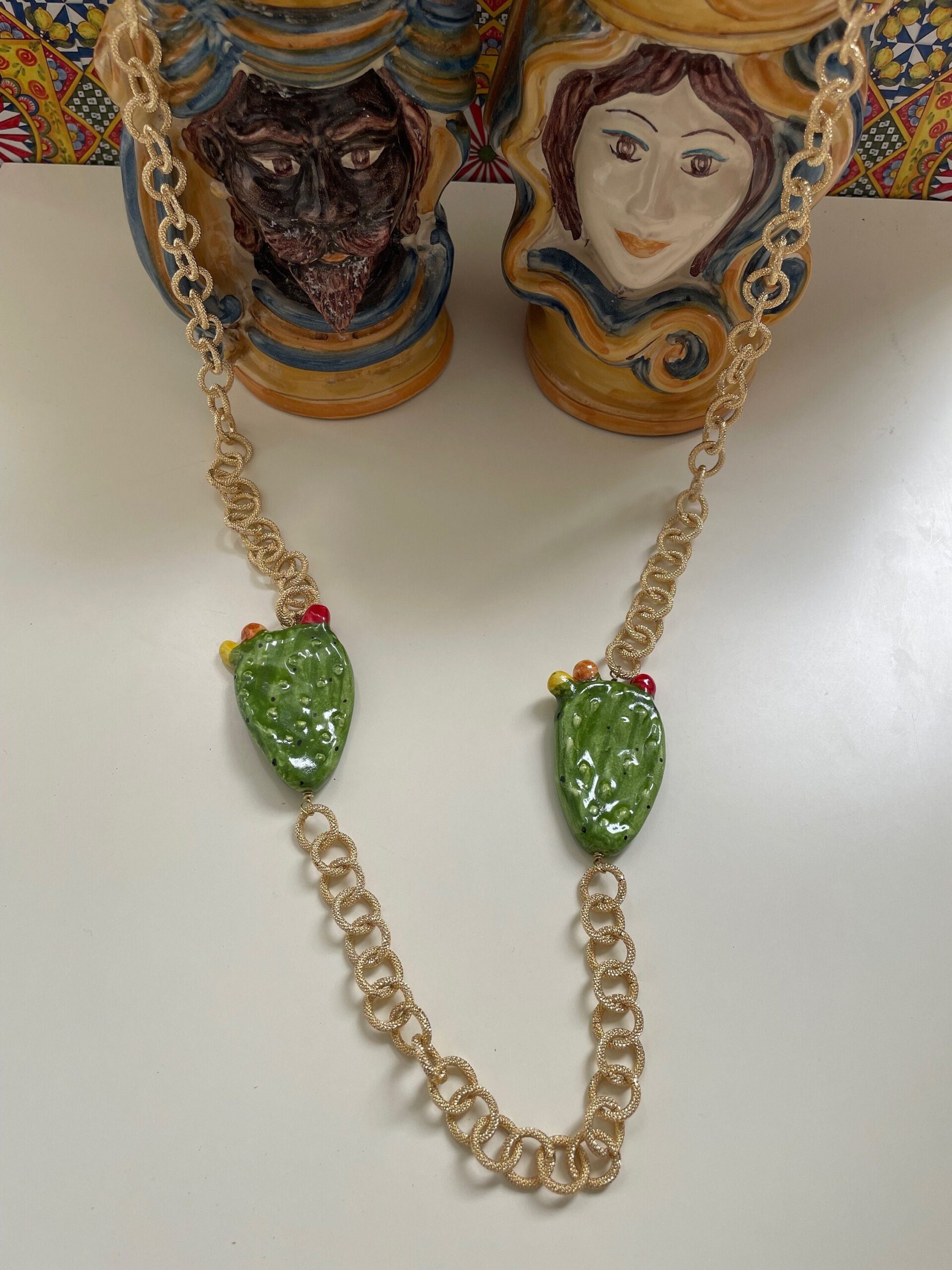 Collana lunga con doppio fico d’india in ceramica di caltagirone. Collane caratteristiche siciliane