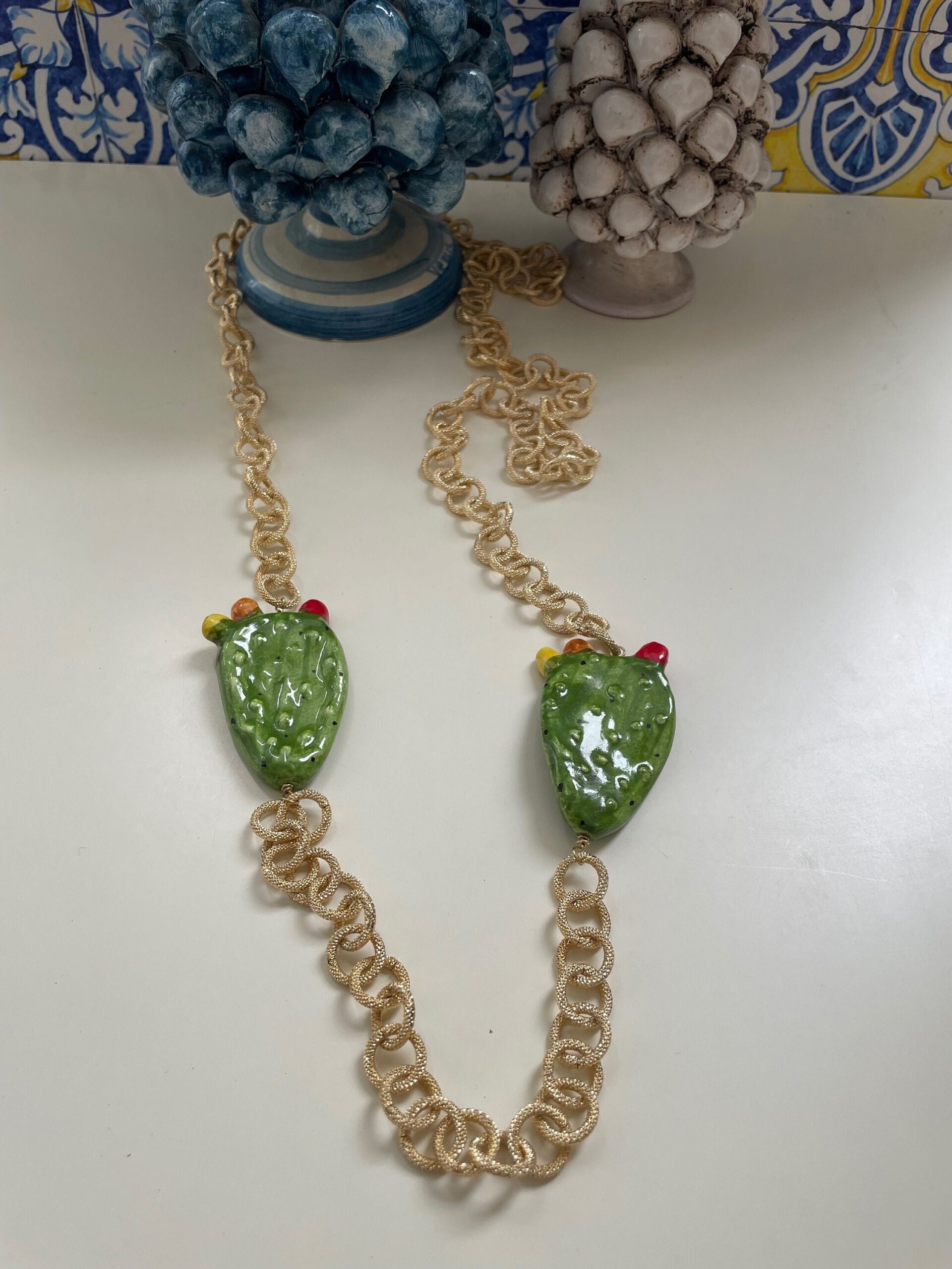 Collana lunga con doppio fico d’india in ceramica di caltagirone. Collane caratteristiche siciliane