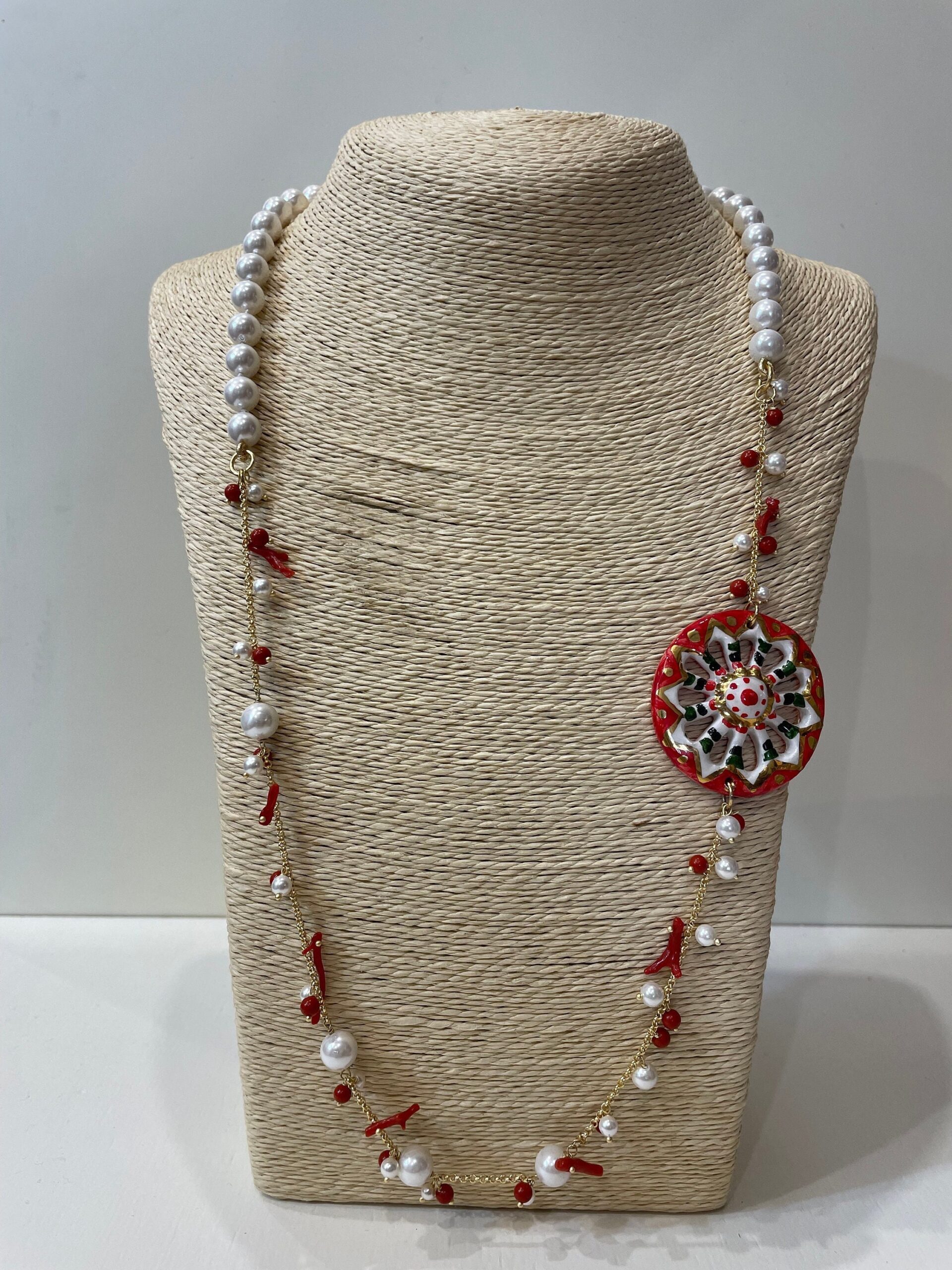 Collana siciliana con ruota di carretto in ceramica di caltagirone, perle maiorca bianche e corallo. regalo per lei. Collane caratteristiche siciliane