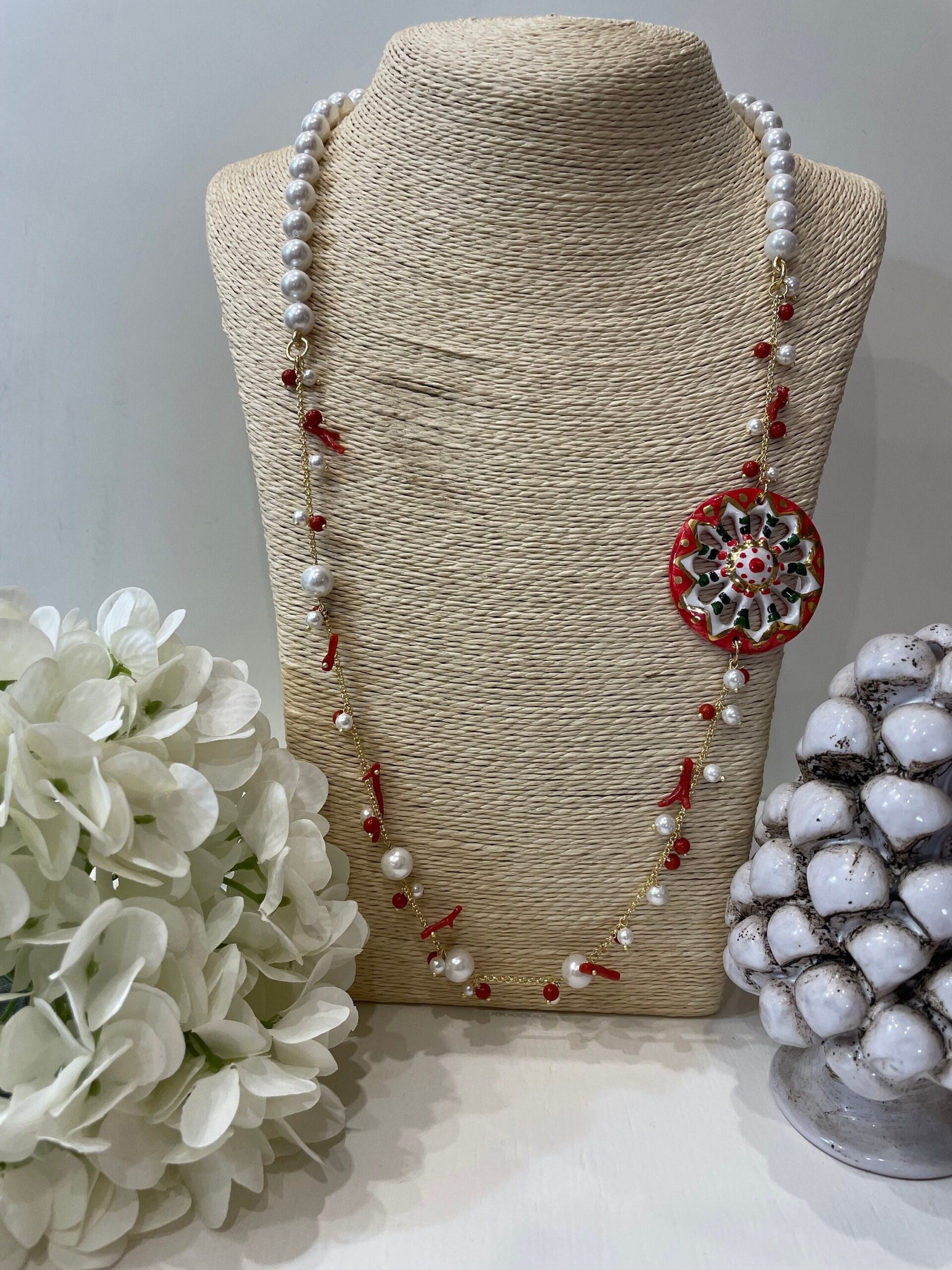 Collana siciliana con ruota di carretto in ceramica di caltagirone, perle maiorca bianche e corallo. regalo per lei. Collane caratteristiche siciliane