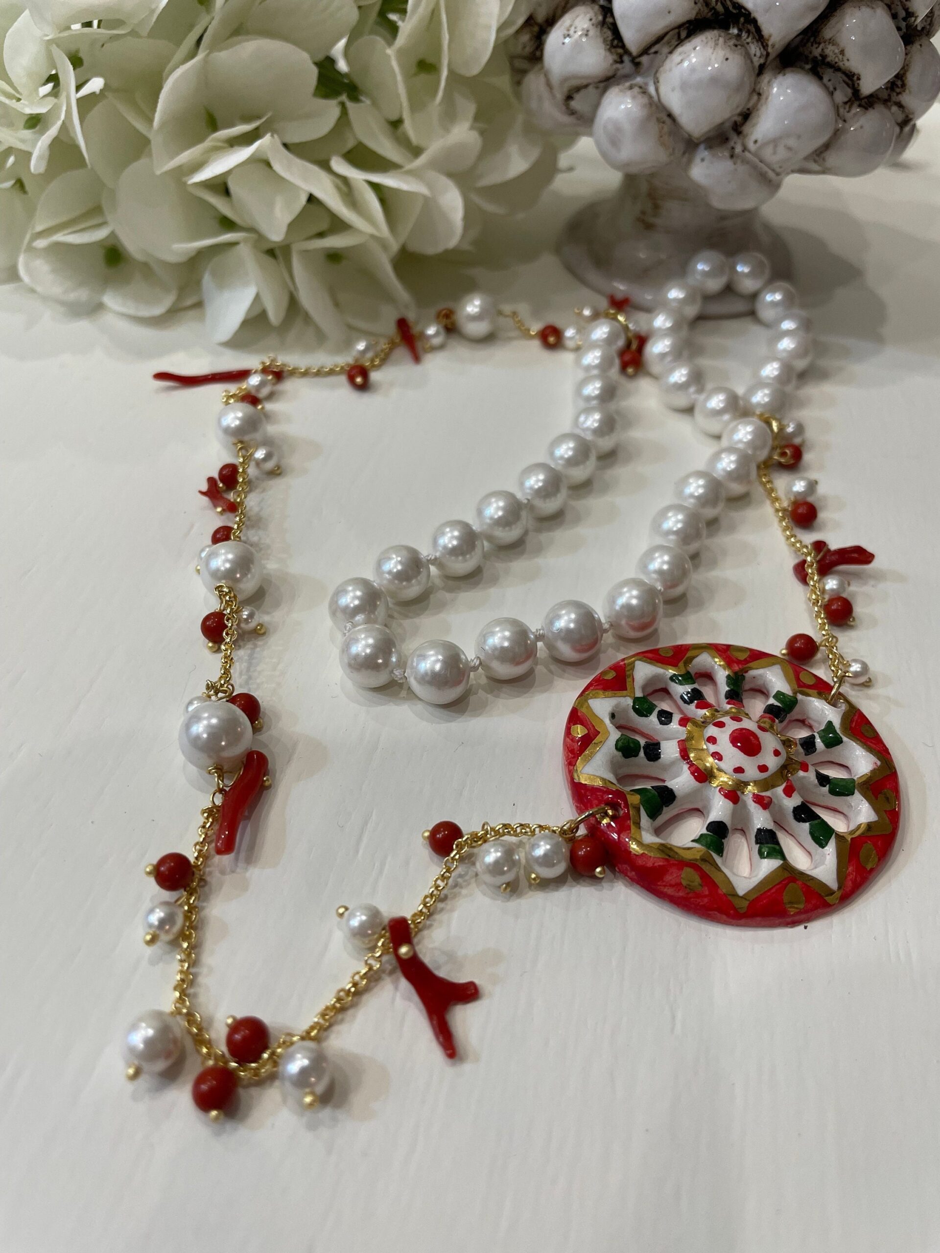 Collana siciliana con ruota di carretto in ceramica di caltagirone, perle maiorca bianche e corallo. regalo per lei. Collane caratteristiche siciliane