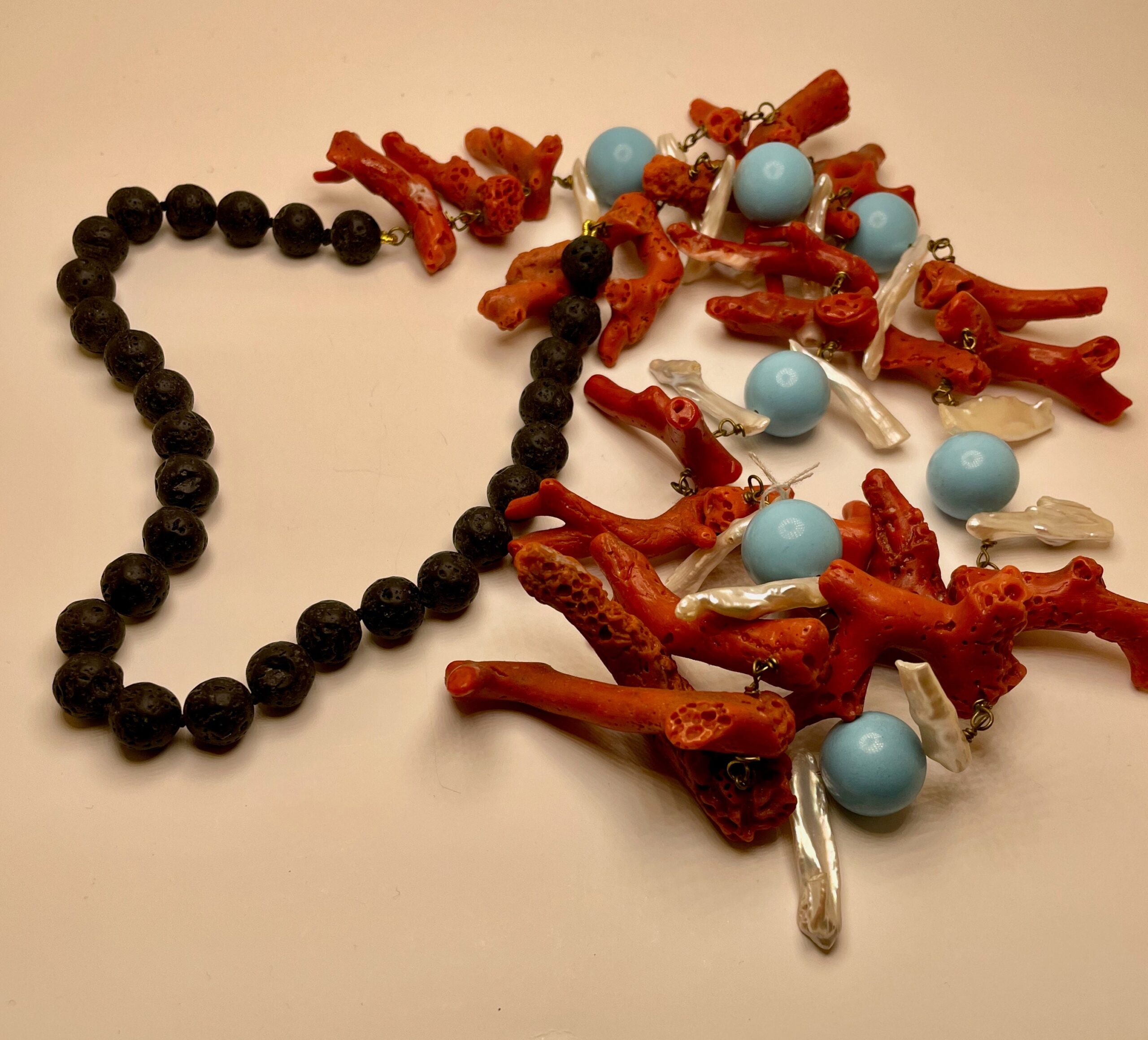 Collana composita, con lava, corallo autentico, perle scaramazze e pasta di turchese. regalo per lei. Collane caratteristiche siciliane