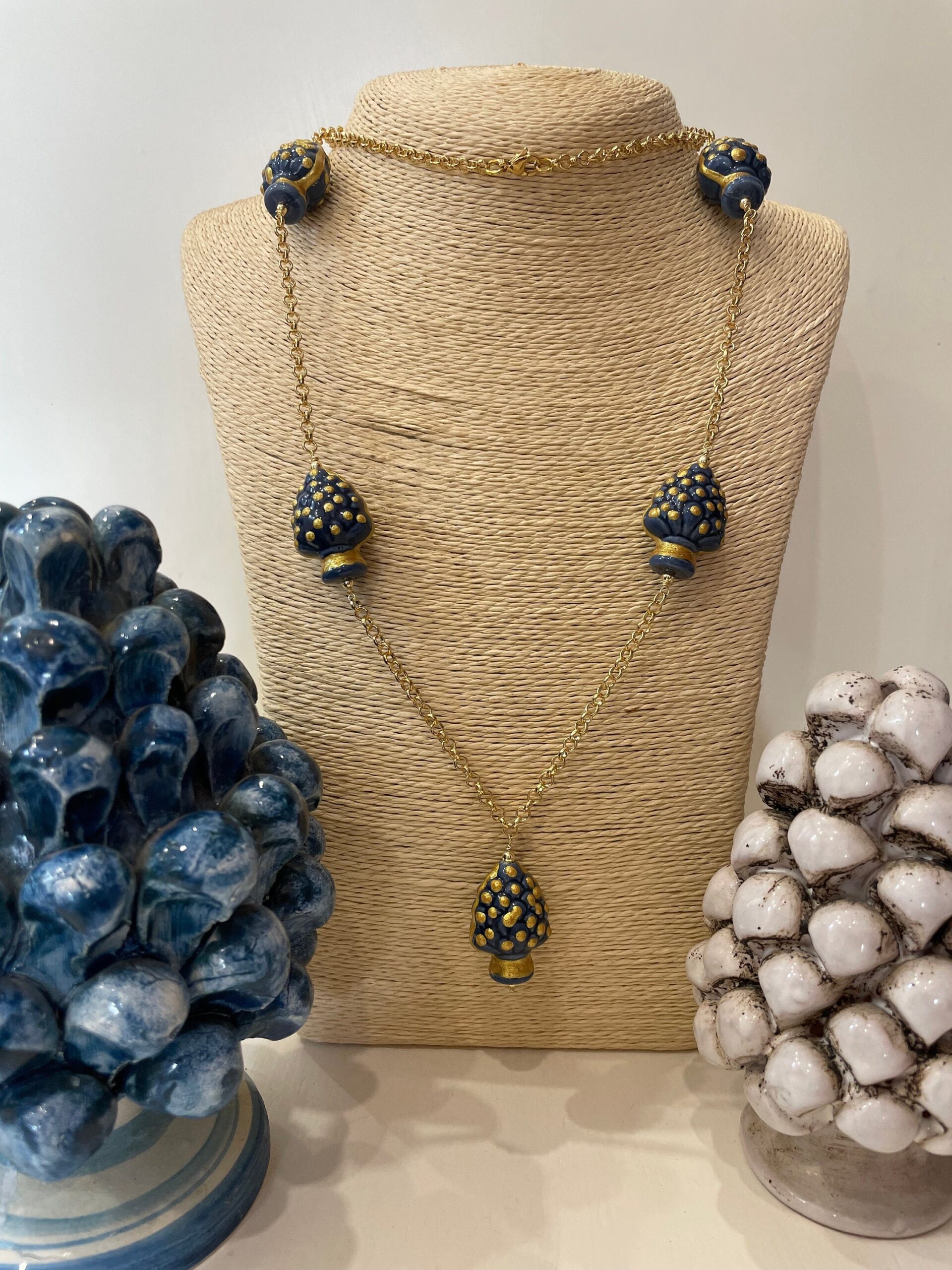 Collana siciliana, catena a maglia rolò e 5 pigne di ceramica di Caltagirone blu. regalo per lei. Collane caratteristiche siciliane
