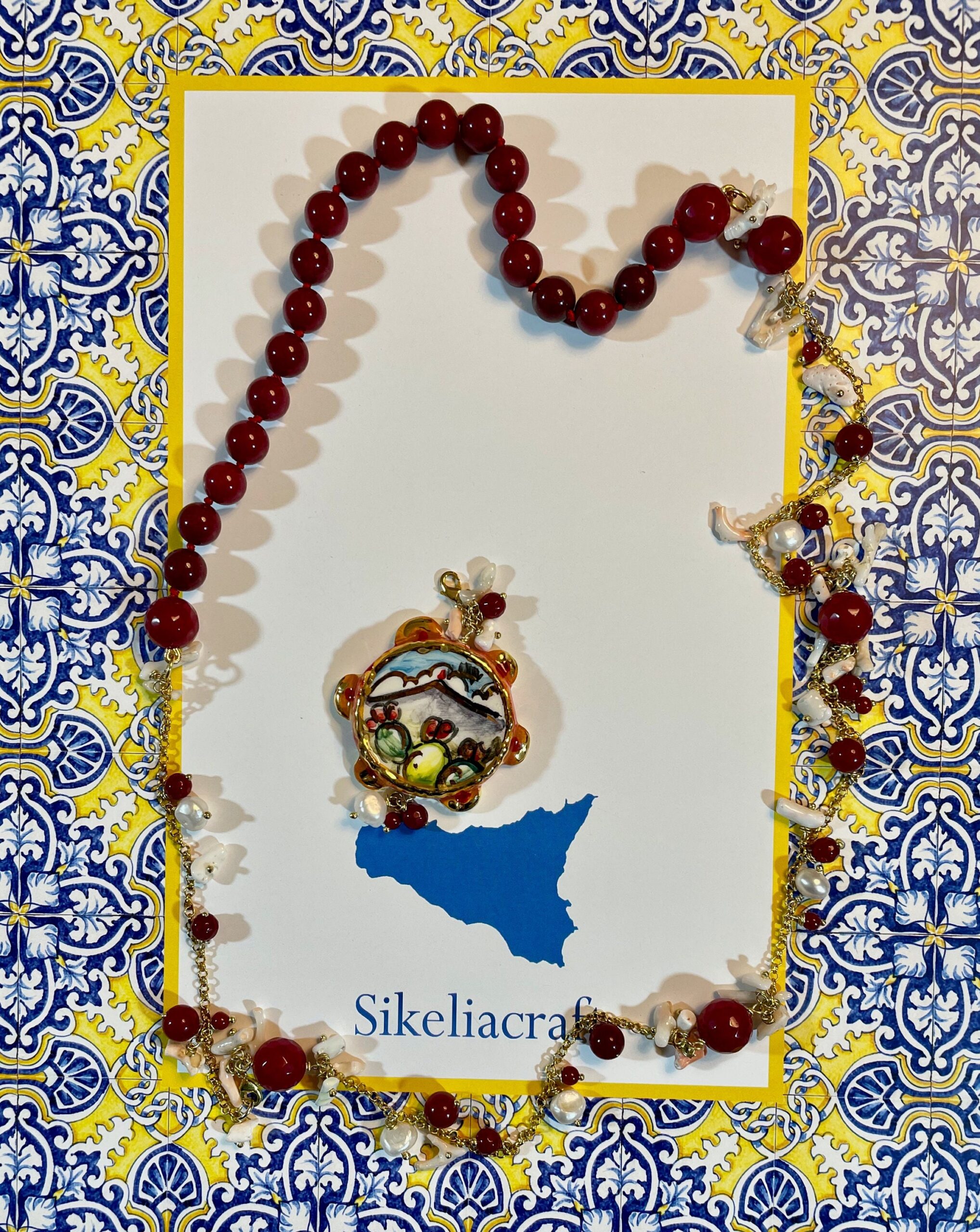 Collana siciliana con tamburello in ceramica di Caltagirone, agata rossa , perle naturali e corallo. regalo per lei. Collane caratteristiche siciliane