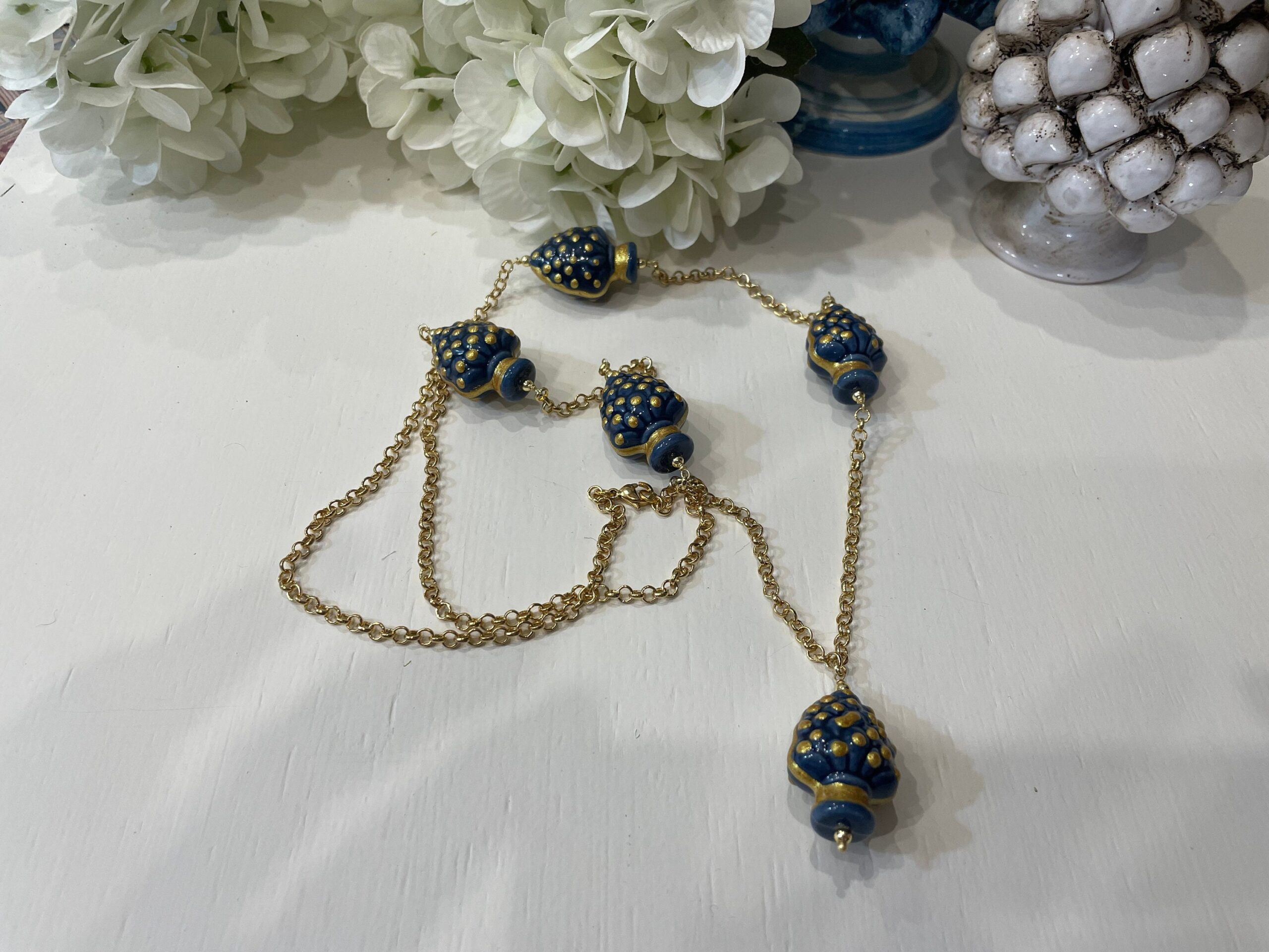 Collana siciliana, catena a maglia rolò e 5 pigne di ceramica di Caltagirone blu. regalo per lei. Collane caratteristiche siciliane