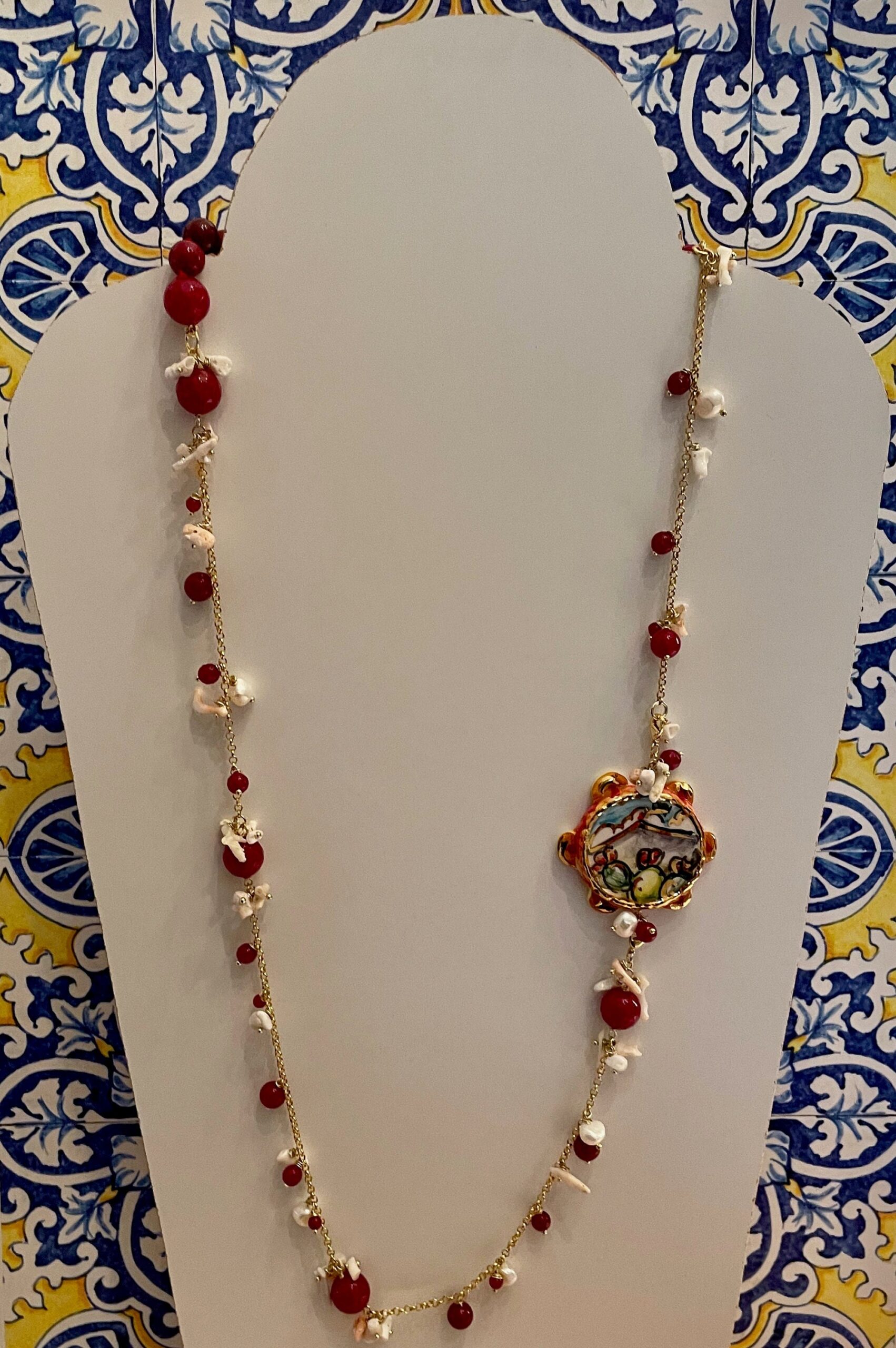 Collana siciliana con tamburello in ceramica di Caltagirone, agata rossa , perle naturali e corallo. regalo per lei. Collane caratteristiche siciliane