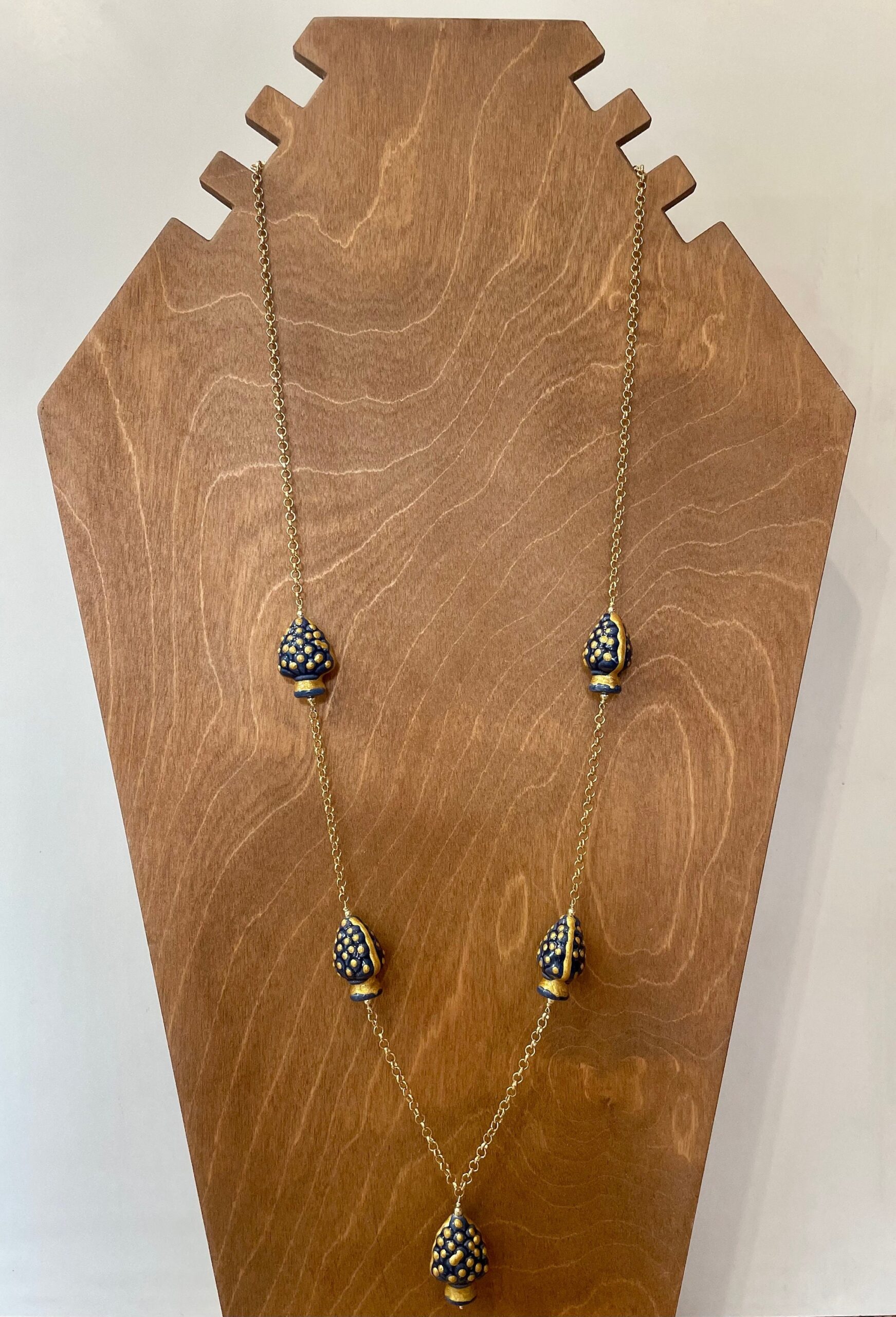 Collana siciliana, catena a maglia rolò e 5 pigne di ceramica di Caltagirone blu. regalo per lei. Collane caratteristiche siciliane