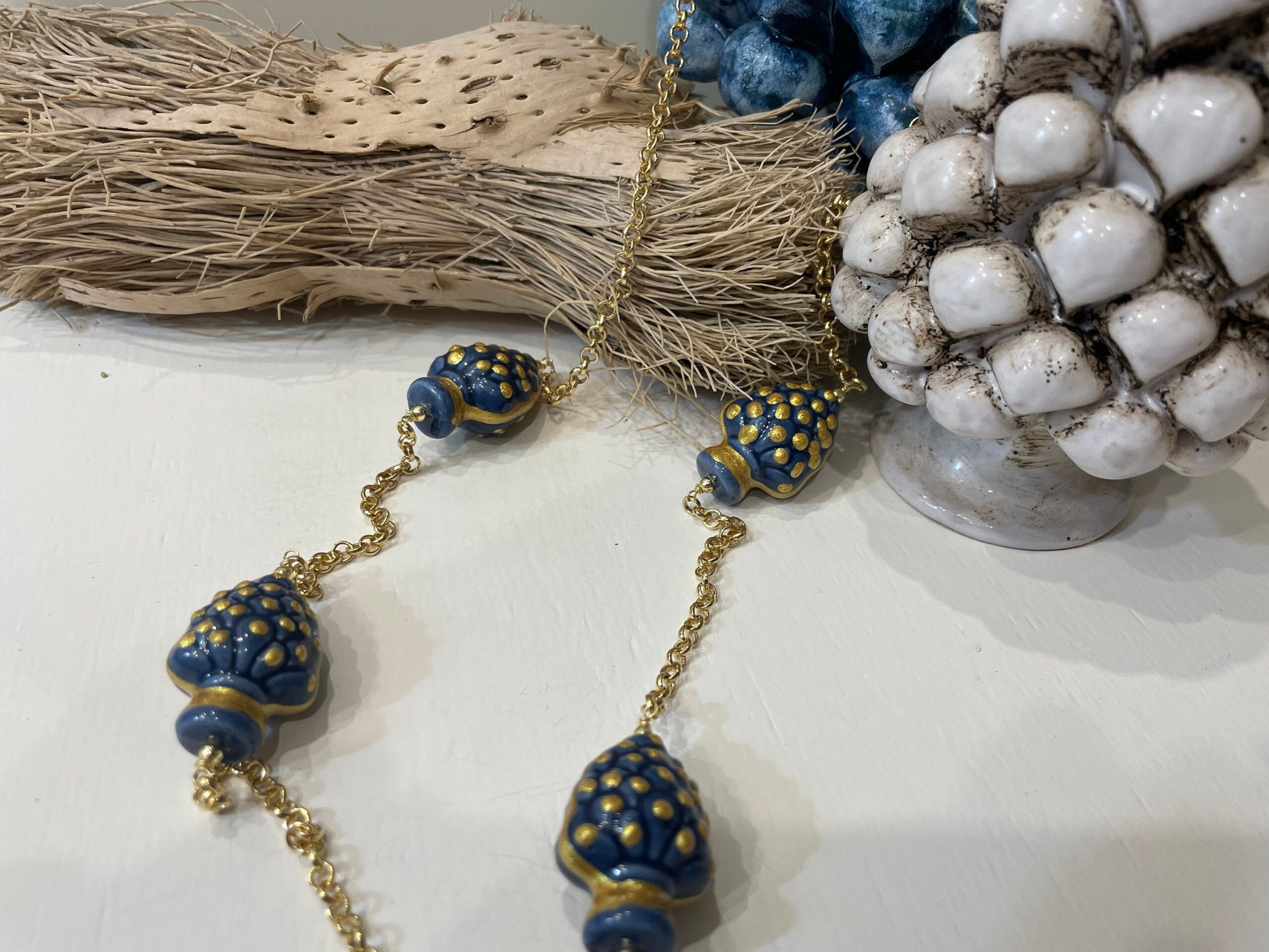 Collana siciliana, catena a maglia rolò e 5 pigne di ceramica di Caltagirone blu. regalo per lei. Collane caratteristiche siciliane