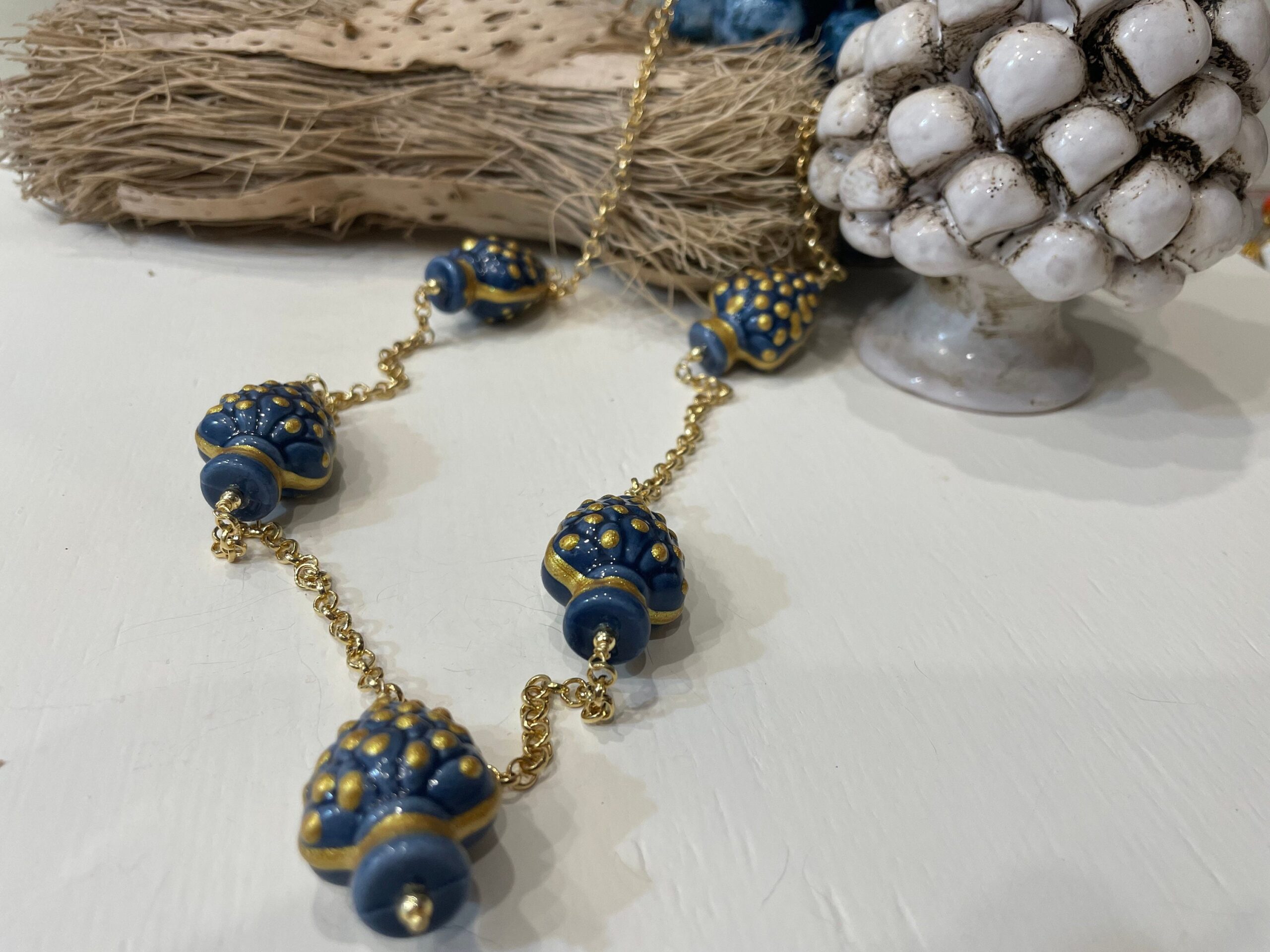 Collana siciliana, catena a maglia rolò e 5 pigne di ceramica di Caltagirone blu. regalo per lei. Collane caratteristiche siciliane