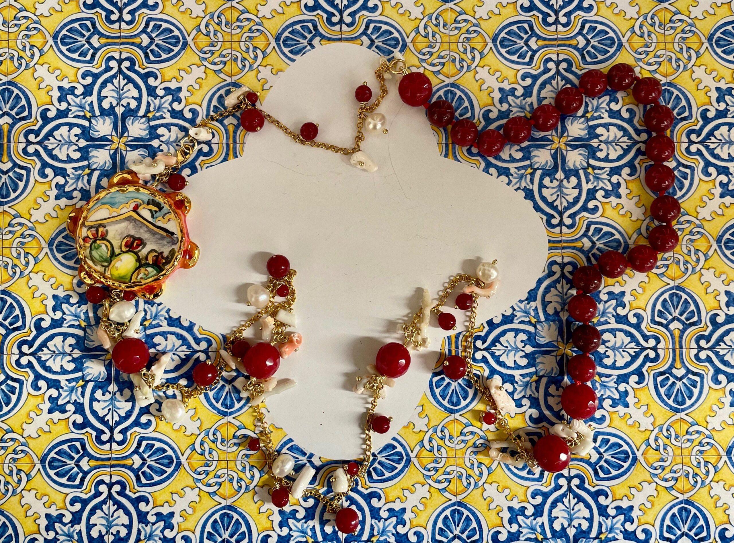 Collana siciliana con tamburello in ceramica di Caltagirone, agata rossa , perle naturali e corallo. regalo per lei. Collane caratteristiche siciliane