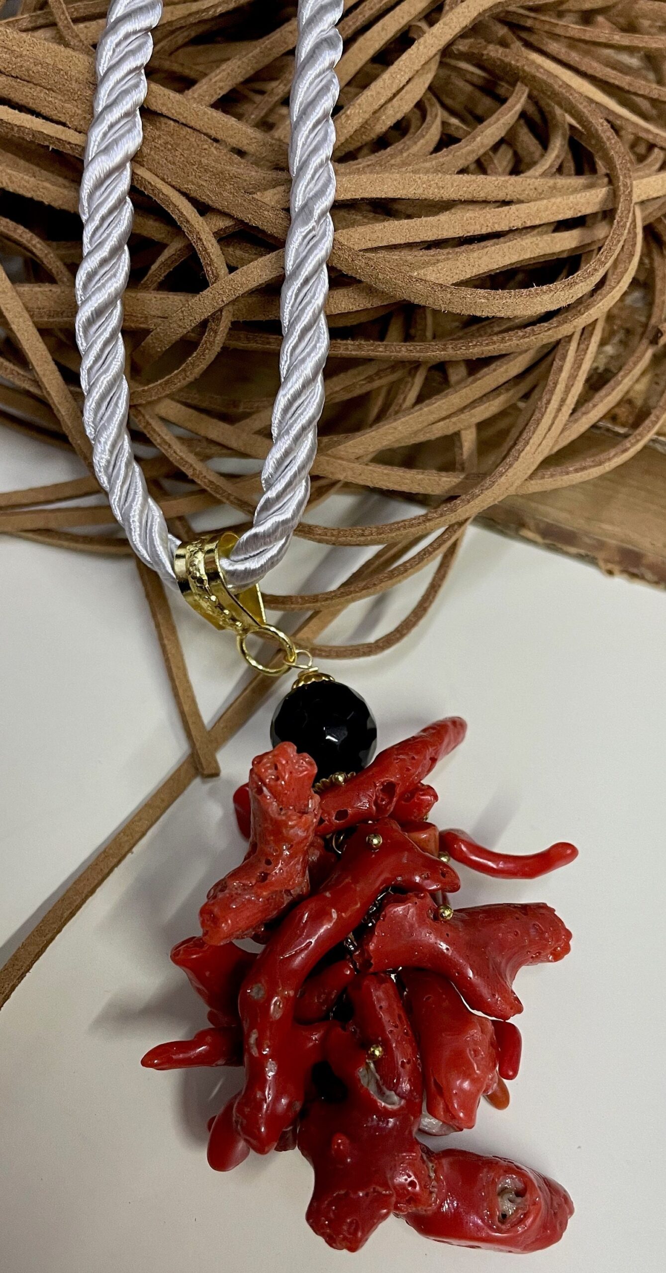 Ciondolo siciliano in corallo rosso di Trapani e onice, gioiello artigianale elegante. Collane caratteristiche siciliane