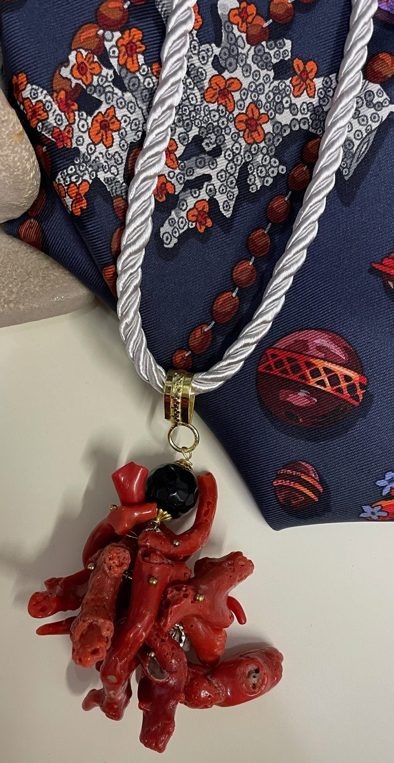 Ciondolo siciliano in corallo rosso di Trapani e onice, gioiello artigianale elegante. Collane caratteristiche siciliane