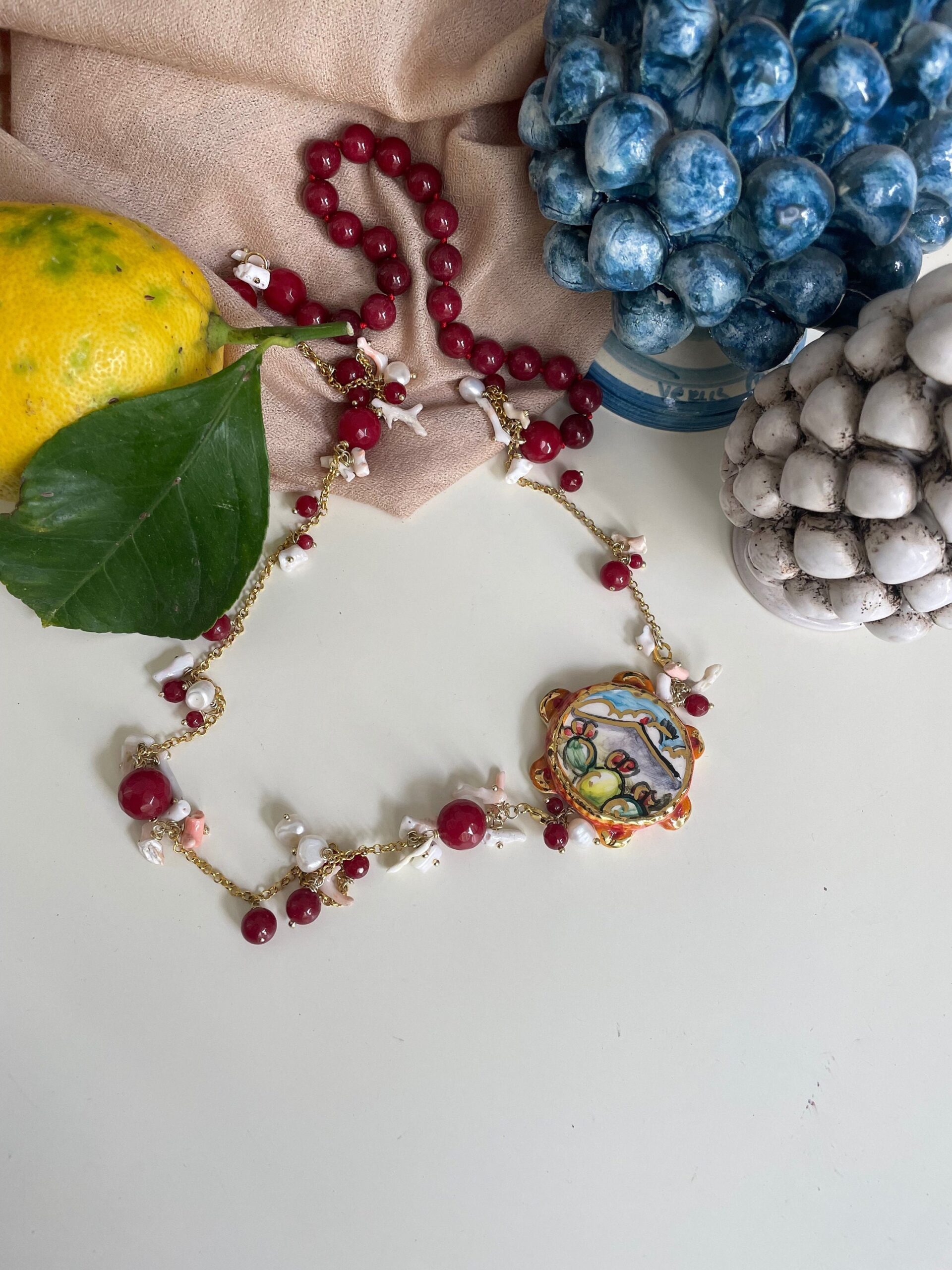 Collana siciliana con tamburello in ceramica di Caltagirone, agata rossa , perle naturali e corallo. regalo per lei. Collane caratteristiche siciliane