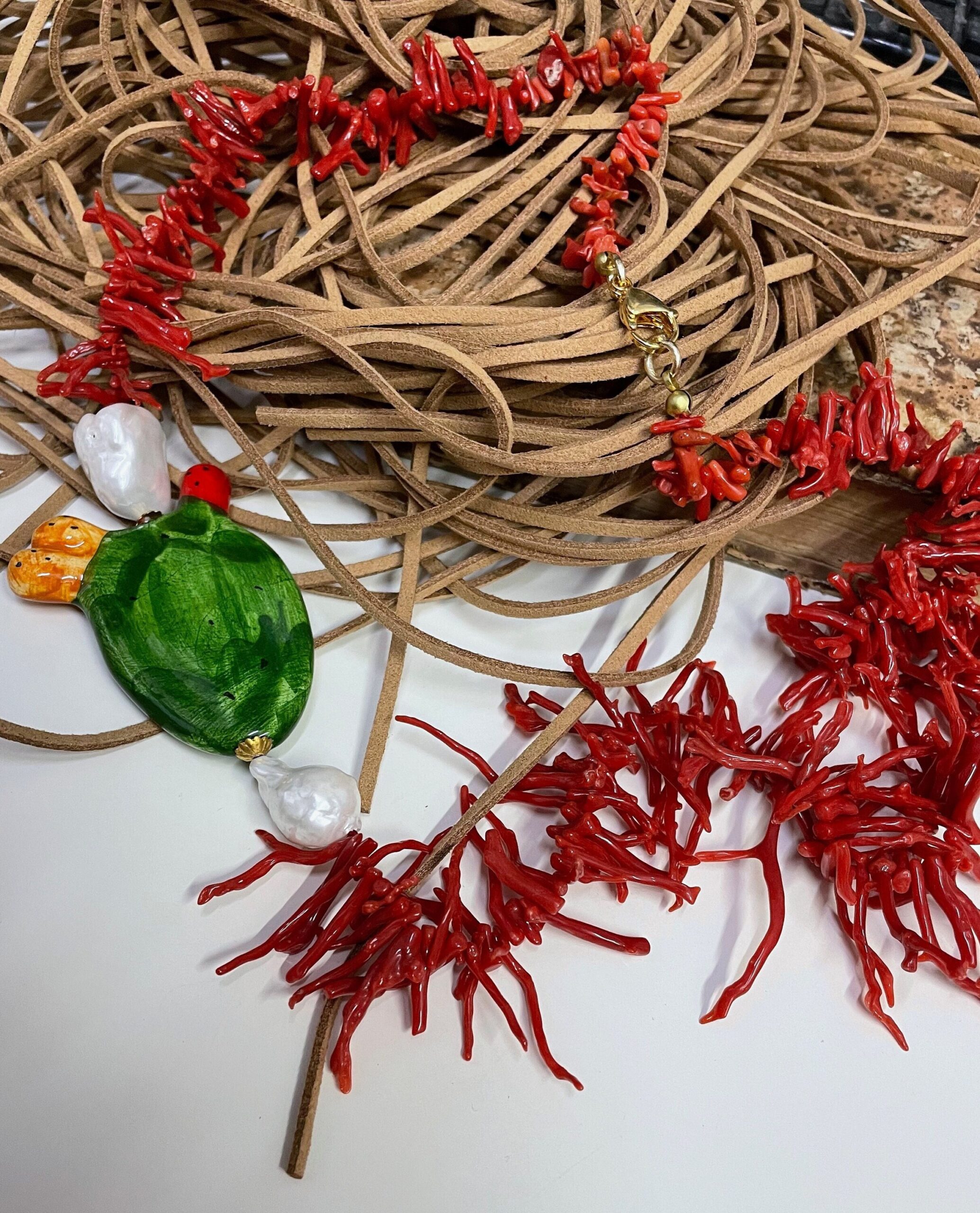 Collana siciliana con filo di rami di corallo di trapani, perle scaramazze e fico d’india in ceramica di caltagirone. Collane caratteristiche siciliane
