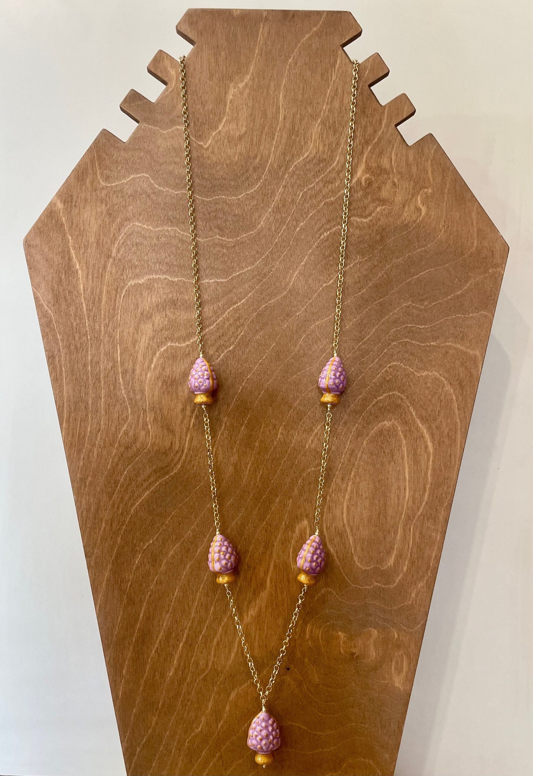 Collana siciliana, catena a maglia rolò e 5 pigne di ceramica di caltagirone lilla. Collane caratteristiche siciliane