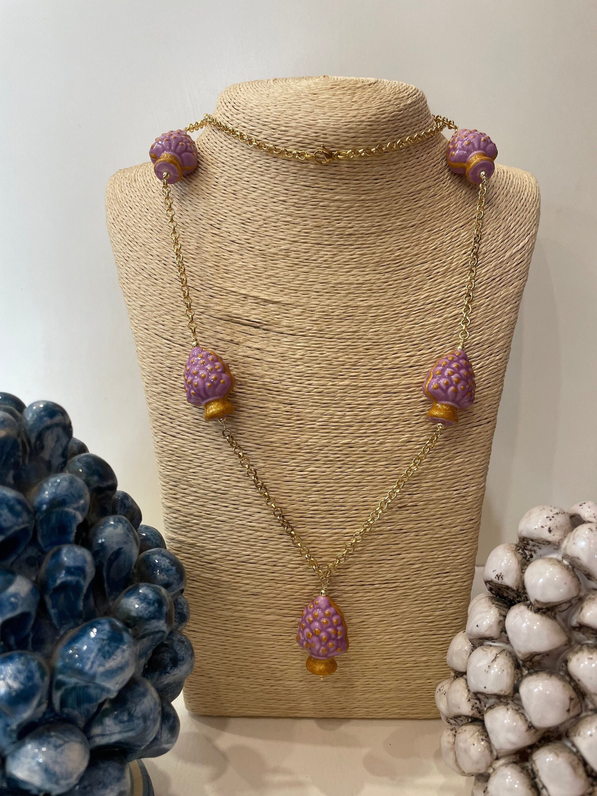 Collana siciliana, catena a maglia rolò e 5 pigne di ceramica di caltagirone lilla. Collane caratteristiche siciliane