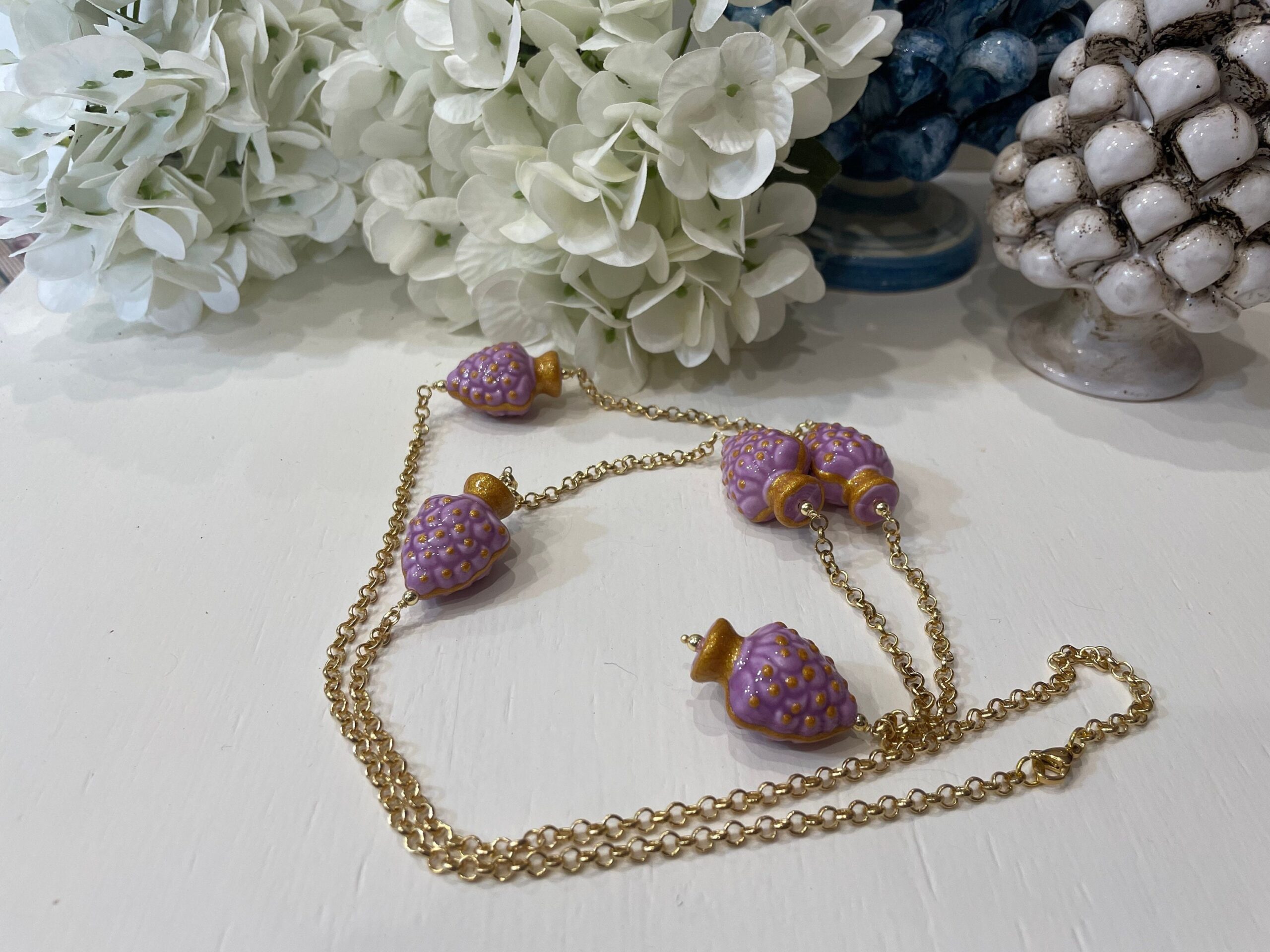 Collana siciliana, catena a maglia rolò e 5 pigne di ceramica di caltagirone lilla. Collane caratteristiche siciliane