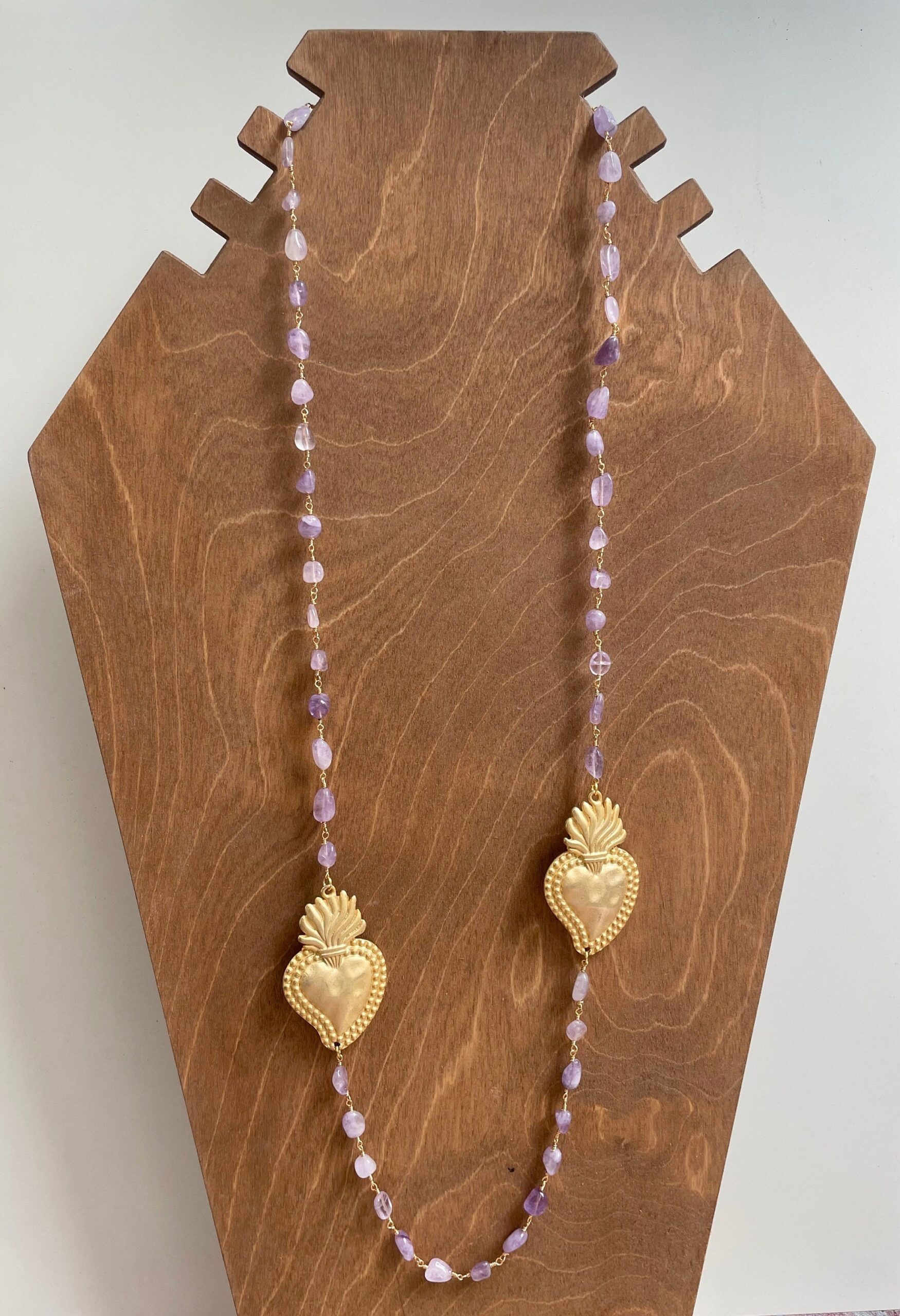 Collana siciliana con catena tipo rosario in ametista burattata e due cuori sacri. regalo per lei. Collane caratteristiche siciliane