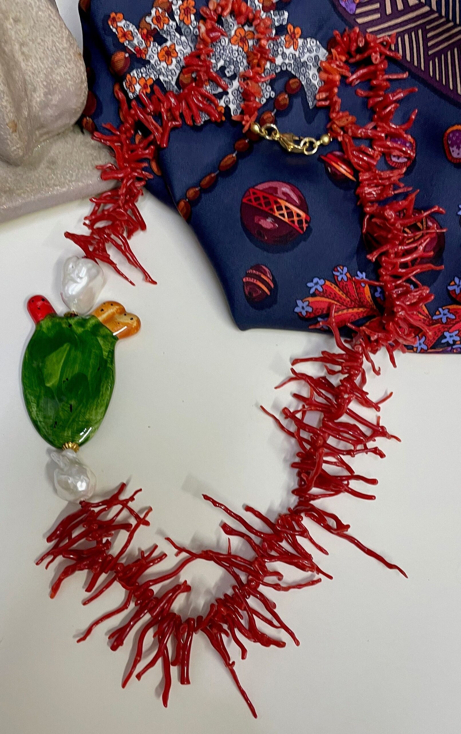 Collana siciliana con filo di rami di corallo di trapani, perle scaramazze e fico d’india in ceramica di caltagirone. Collane caratteristiche siciliane