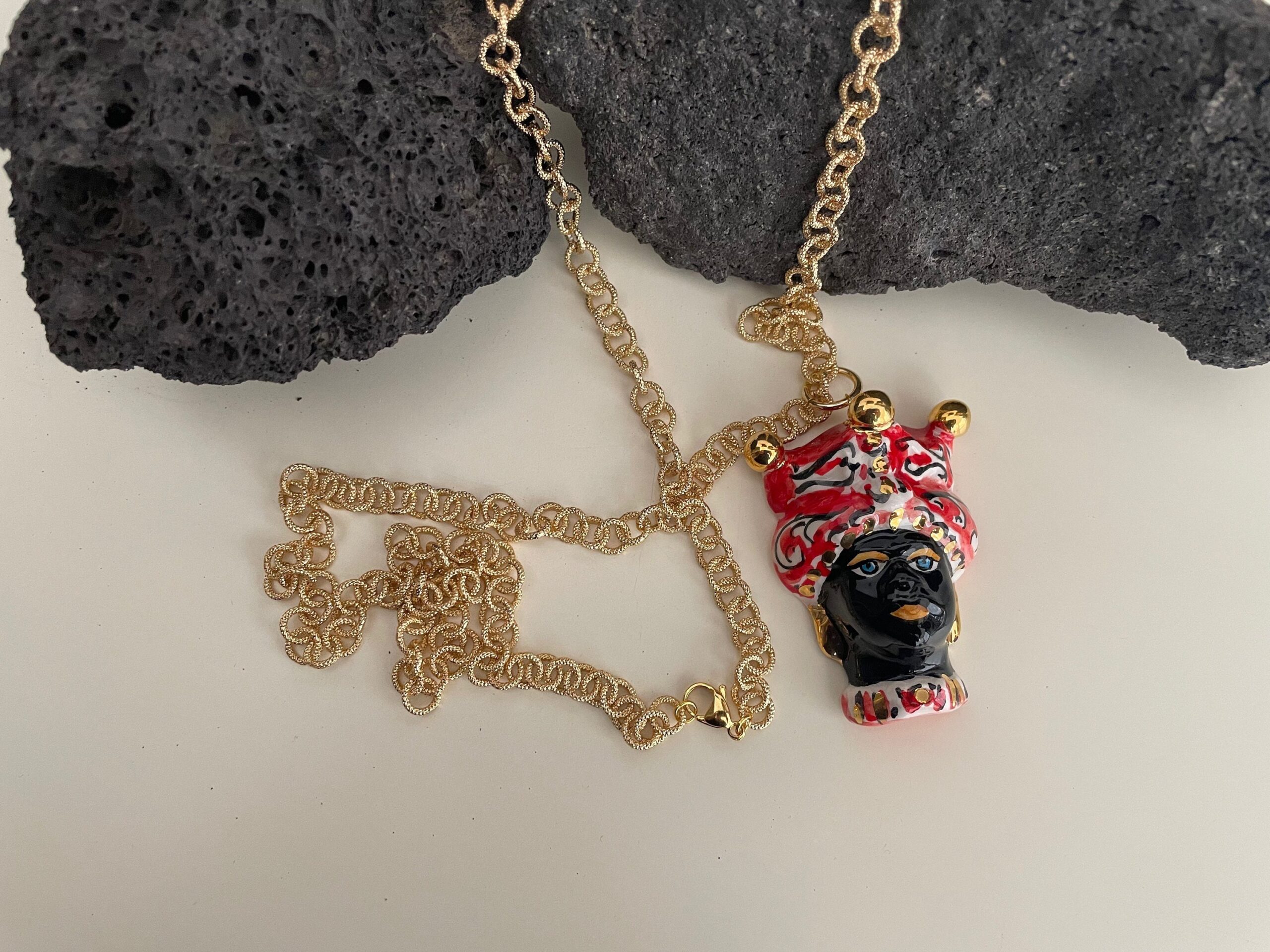 Collana siciliana, catena alluminio anallergico, ciondolo testa di moro in ceramica di Caltagirone. Collane caratteristiche siciliane