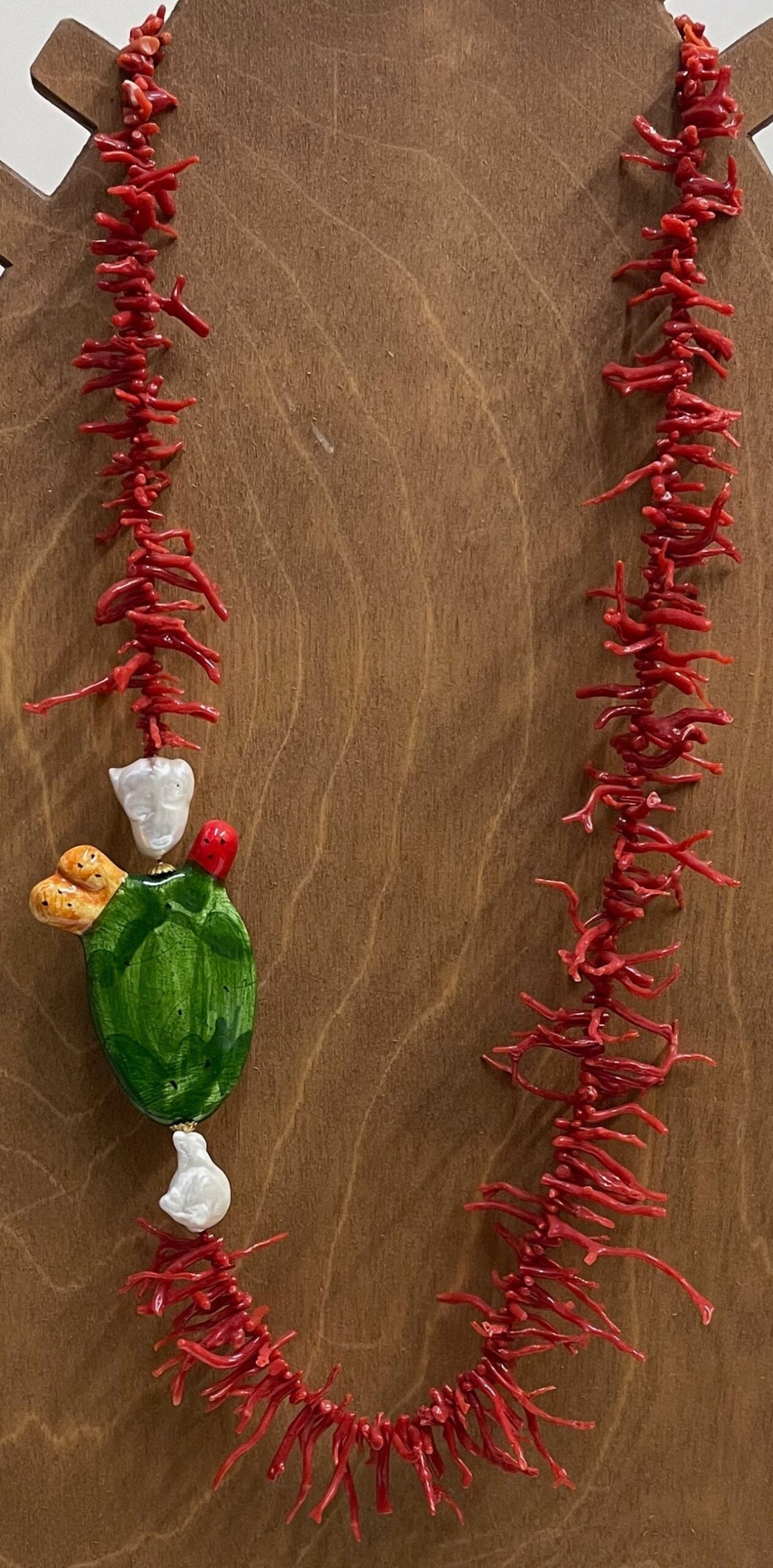 Collana siciliana con filo di rami di corallo di trapani, perle scaramazze e fico d’india in ceramica di caltagirone. Collane caratteristiche siciliane