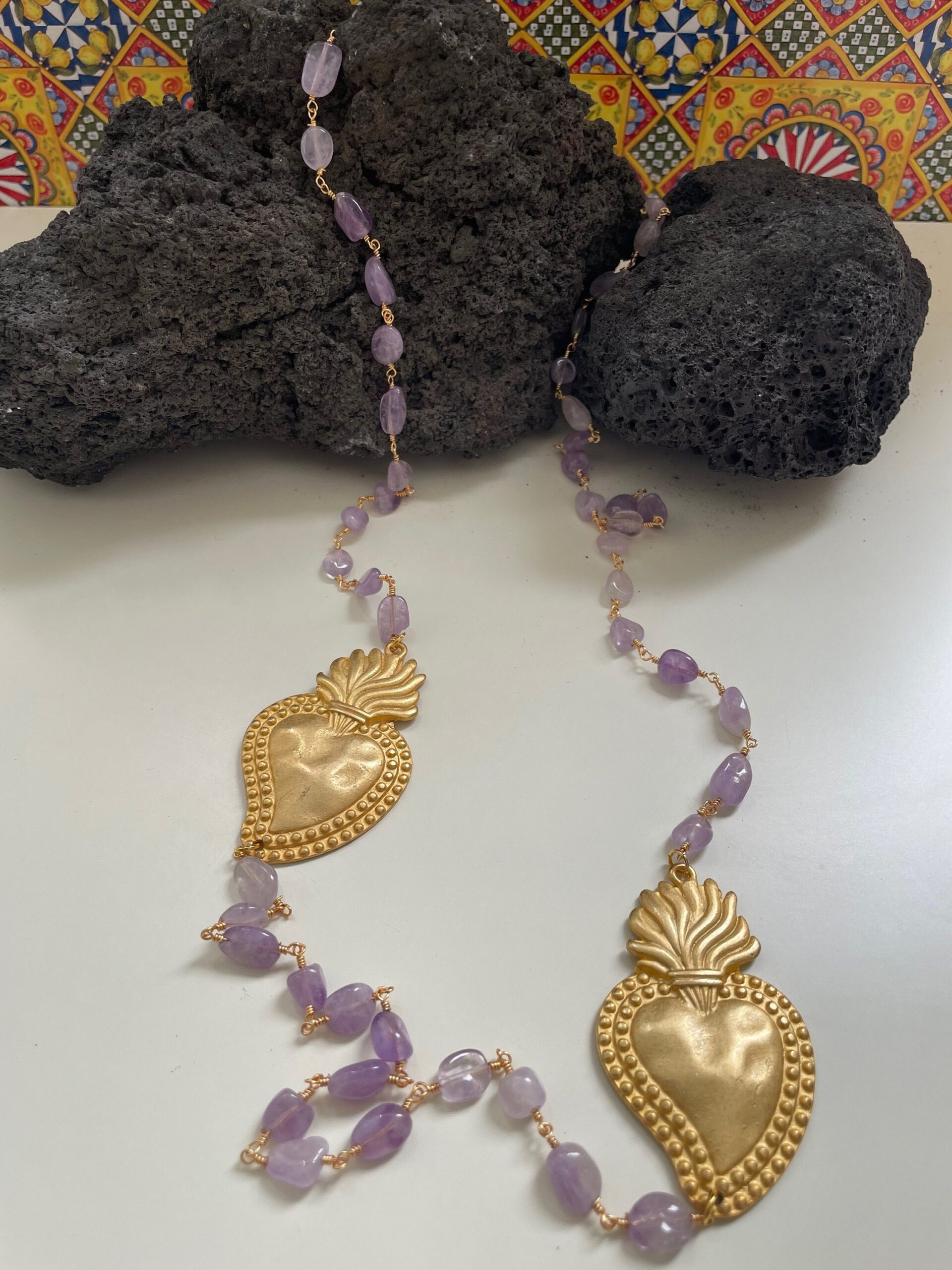 Collana siciliana con catena tipo rosario in ametista burattata e due cuori sacri. regalo per lei. Collane caratteristiche siciliane