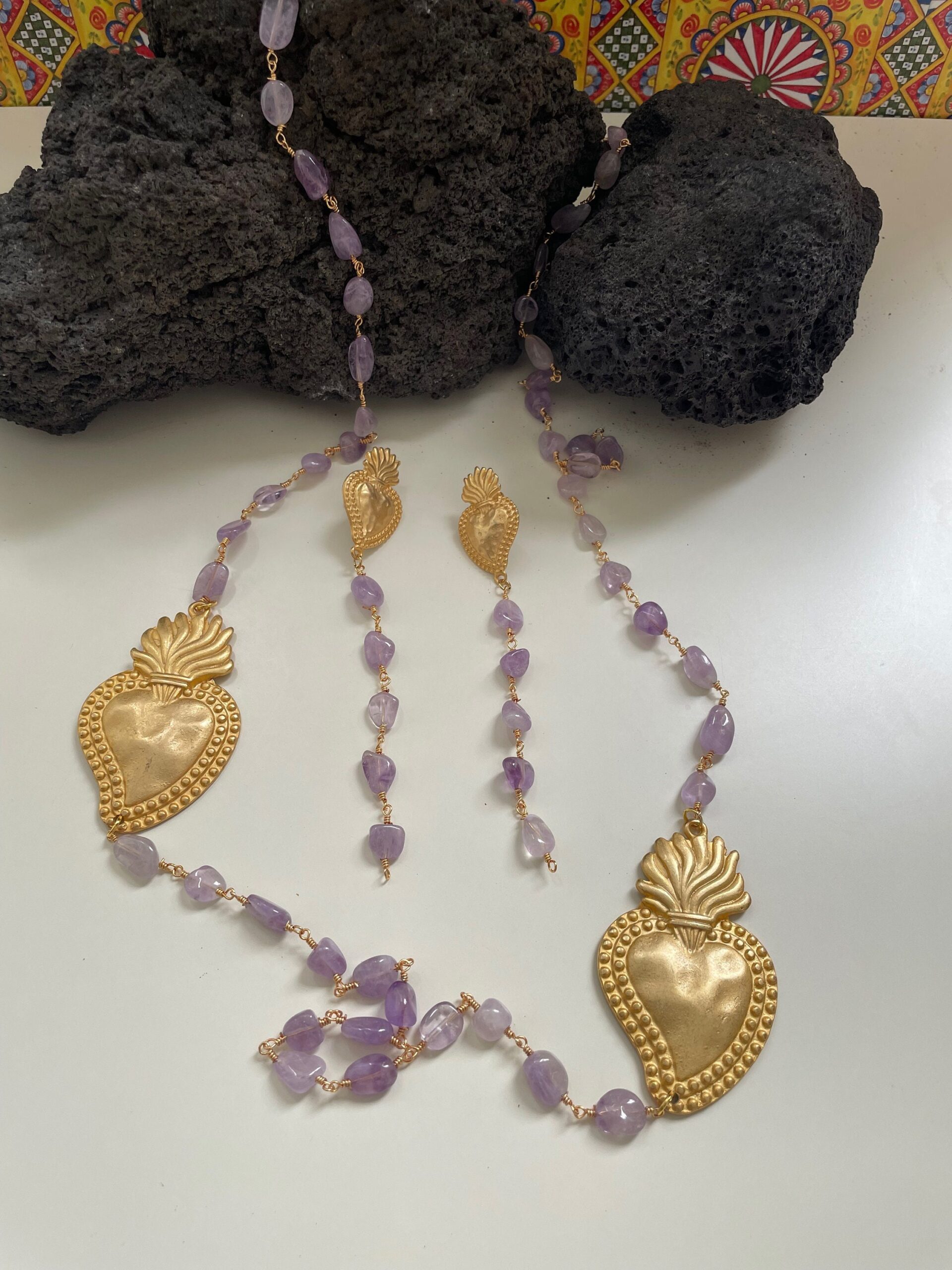 Collana siciliana con catena tipo rosario in ametista burattata e due cuori sacri. regalo per lei. Collane caratteristiche siciliane