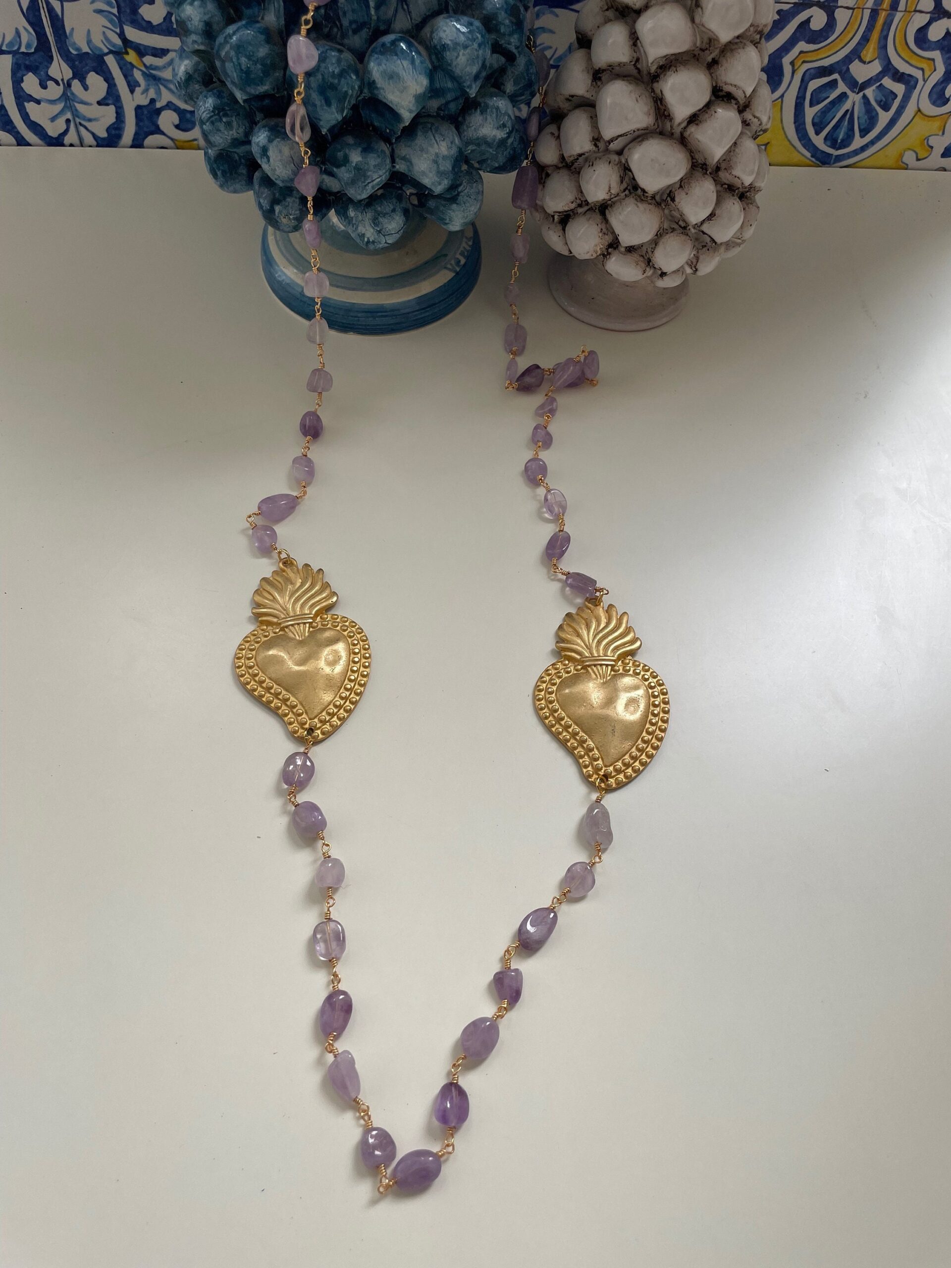 Collana siciliana con catena tipo rosario in ametista burattata e due cuori sacri. regalo per lei. Collane caratteristiche siciliane