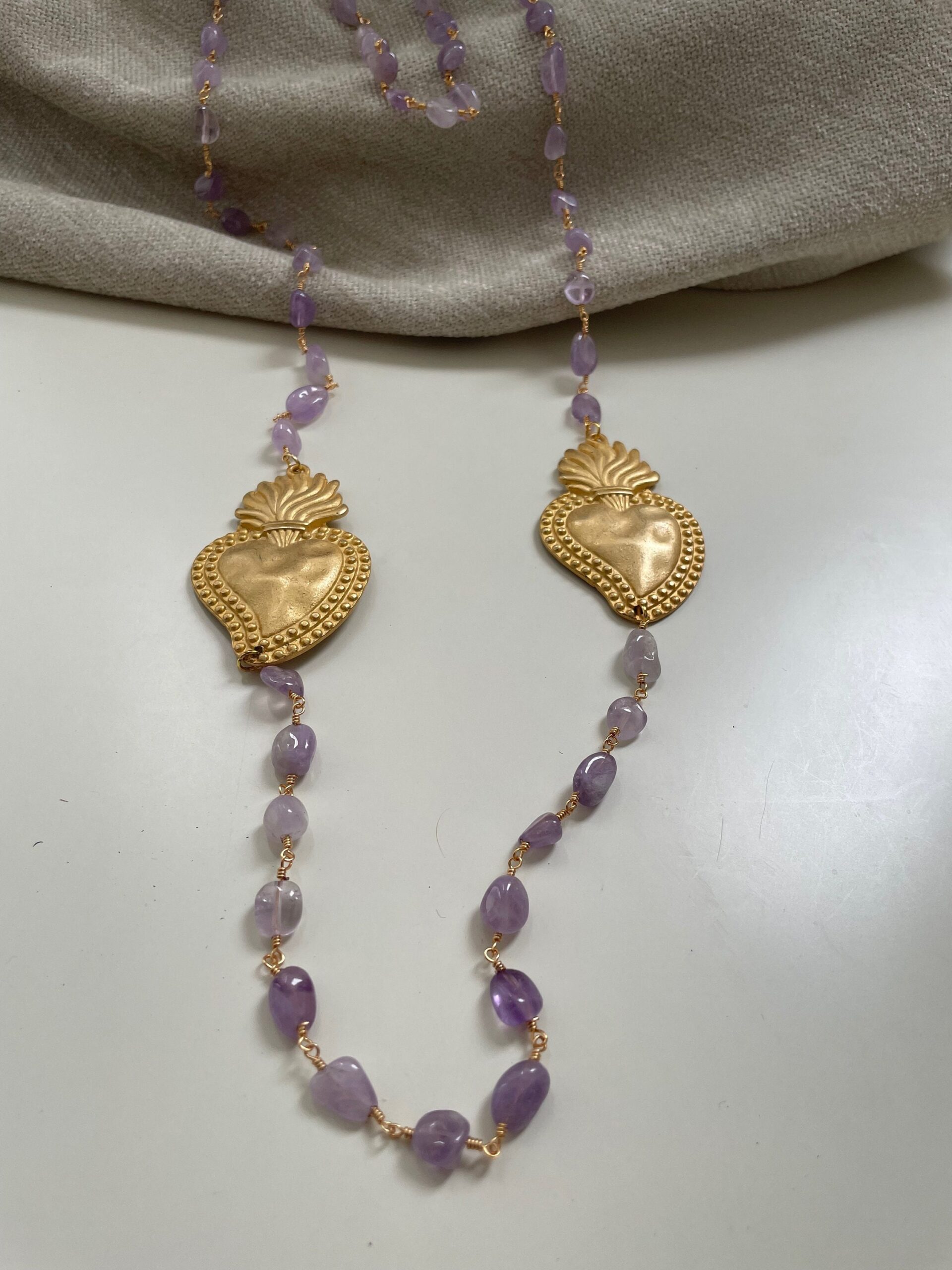 Collana siciliana con catena tipo rosario in ametista burattata e due cuori sacri. regalo per lei. Collane caratteristiche siciliane
