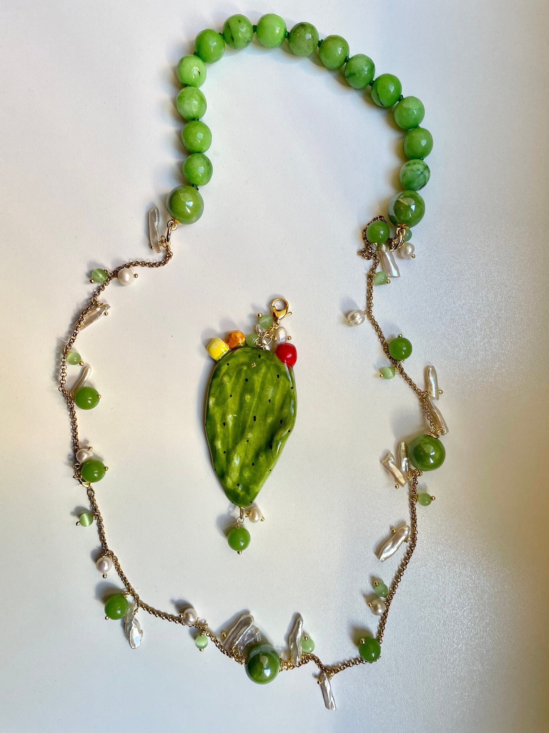 Collana pietre dure, collana composita, agata verde, perle scaramazze, Fico d’India in ceramica di Caltagirone. regalo per lei. Collane caratteristiche siciliane