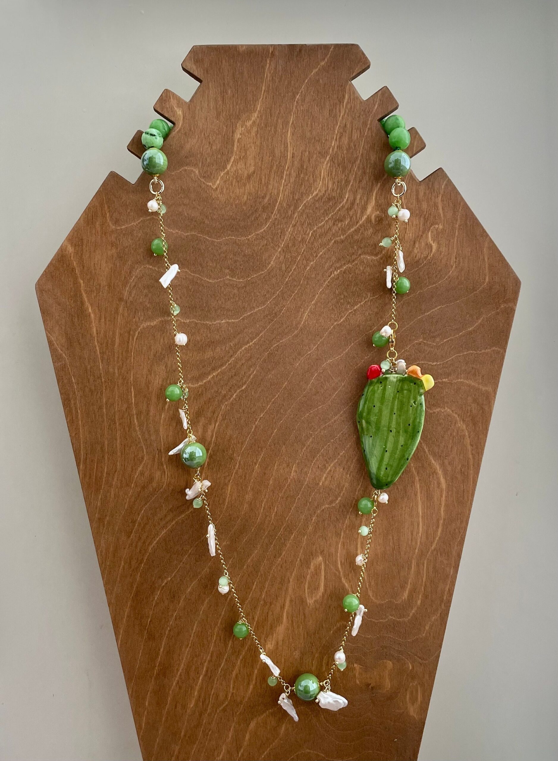 Collana pietre dure, collana composita, agata verde, perle scaramazze, Fico d’India in ceramica di Caltagirone. regalo per lei. Collane caratteristiche siciliane
