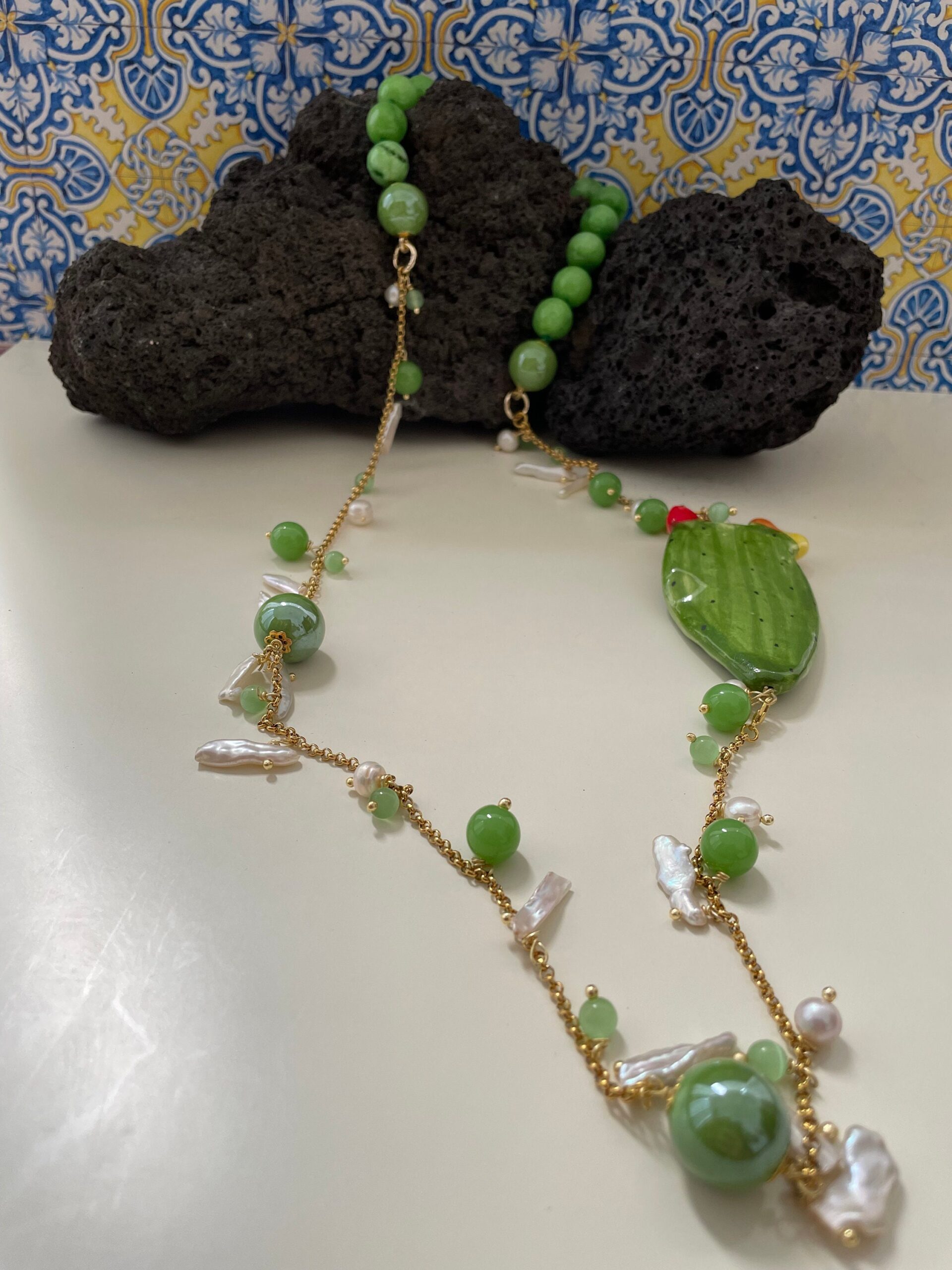 Collana pietre dure, collana composita, agata verde, perle scaramazze, Fico d’India in ceramica di Caltagirone. regalo per lei. Collane caratteristiche siciliane