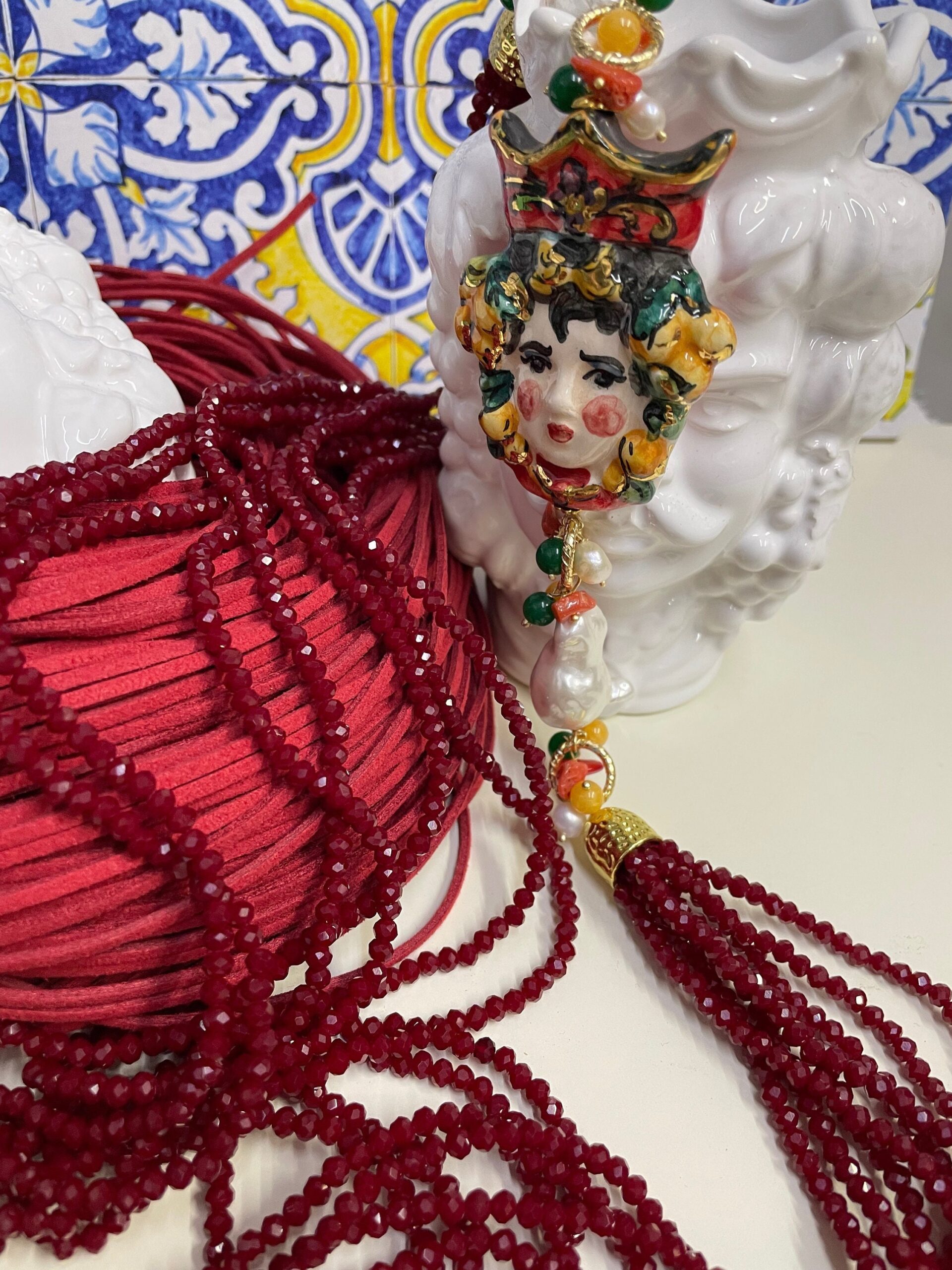 Collana cristalli, collana multifilo, collana rosso bordeaux, testa di moro ceramica di caltagirone. Collane caratteristiche siciliane