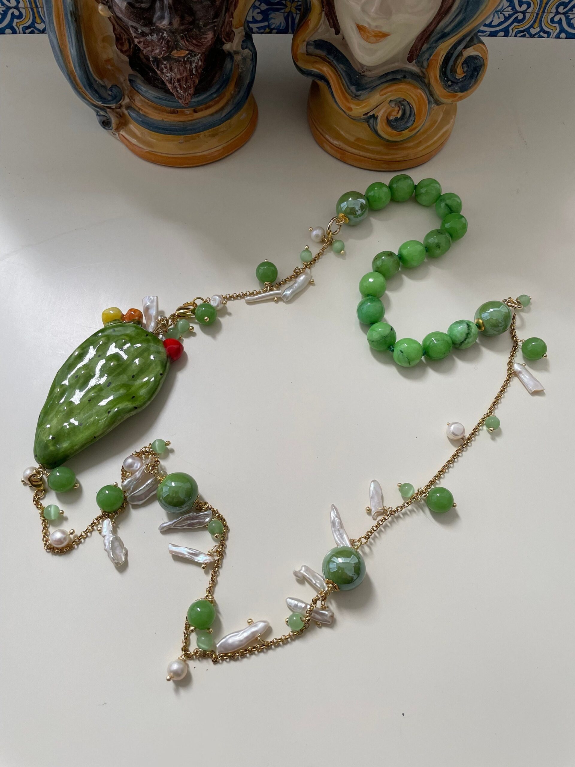 Collana pietre dure, collana composita, agata verde, perle scaramazze, Fico d’India in ceramica di Caltagirone. regalo per lei. Collane caratteristiche siciliane