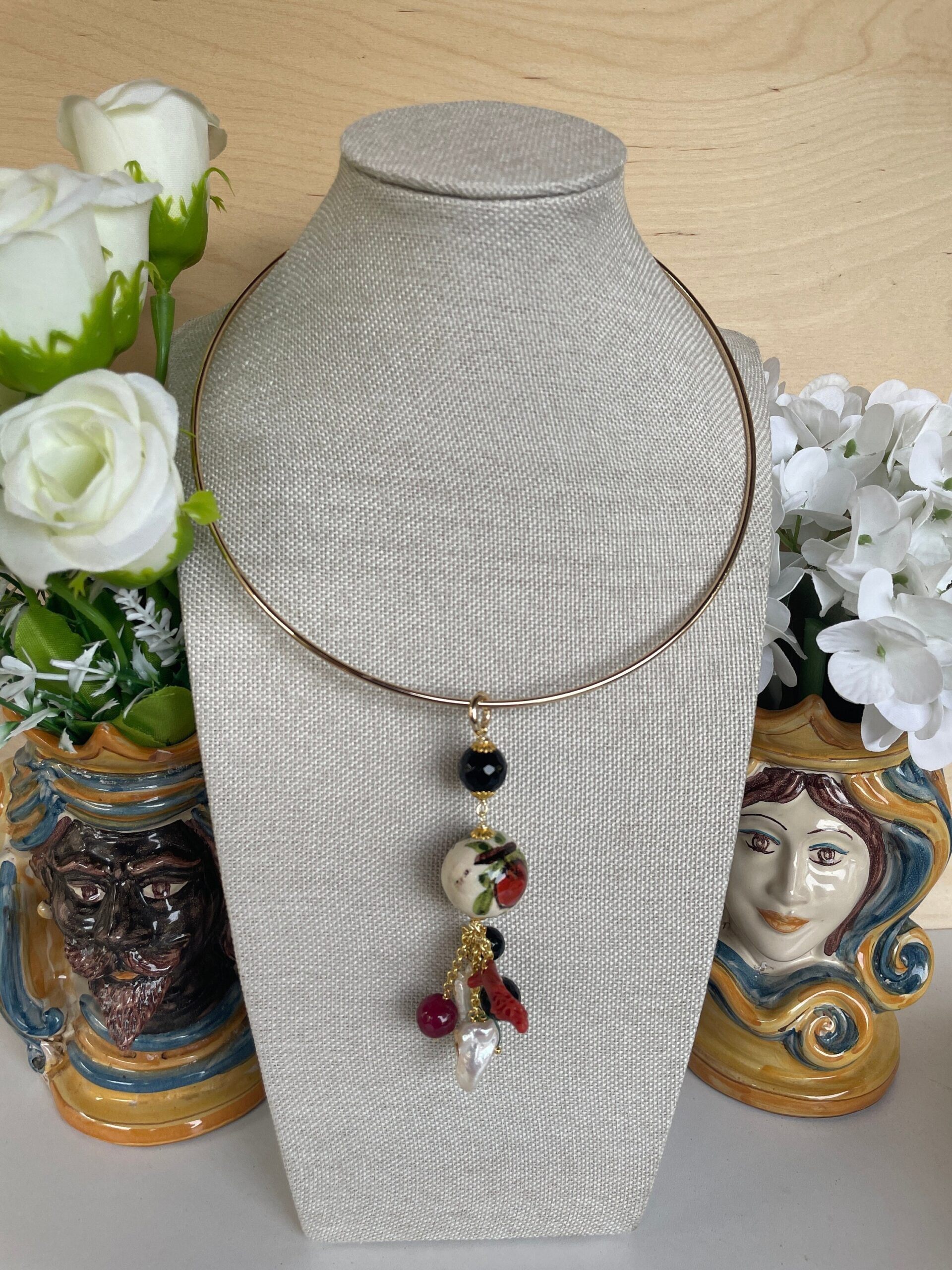 Collana girocollo rigida, collana cerchio a collare, collana con pendente palla di Ceramica di Caltagirone e grappolo perle e pietre dure. Collane caratteristiche siciliane