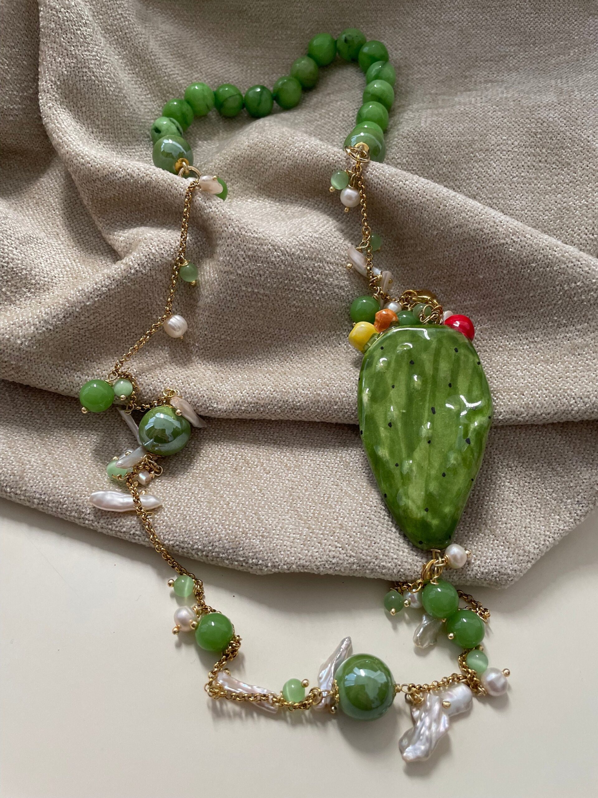 Collana pietre dure, collana composita, agata verde, perle scaramazze, Fico d’India in ceramica di Caltagirone. regalo per lei. Collane caratteristiche siciliane