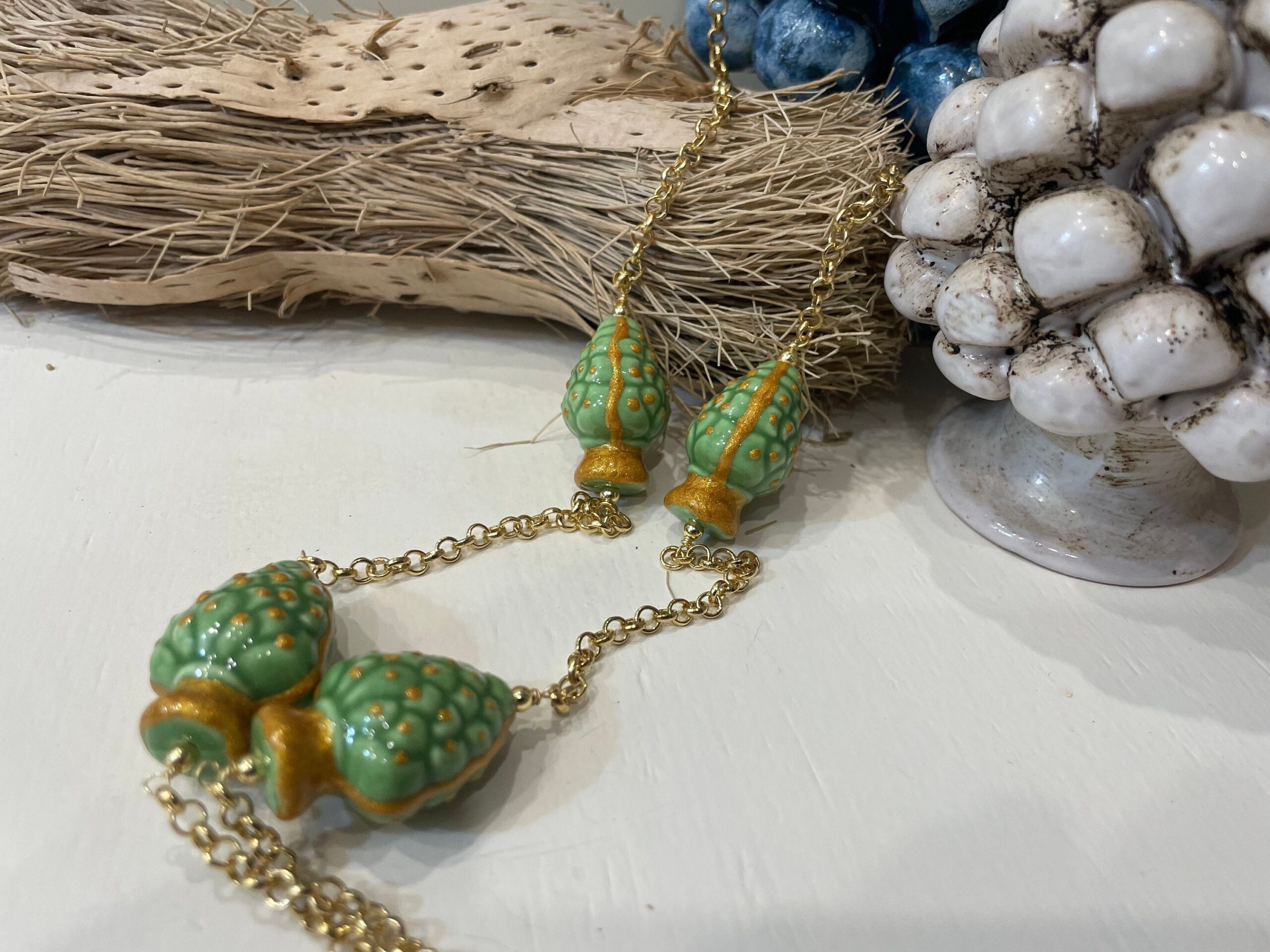 Collana siciliana, catena a maglia rolò e 5 pigne di ceramica di caltagirone verde. regalo per lei. Collane caratteristiche siciliane